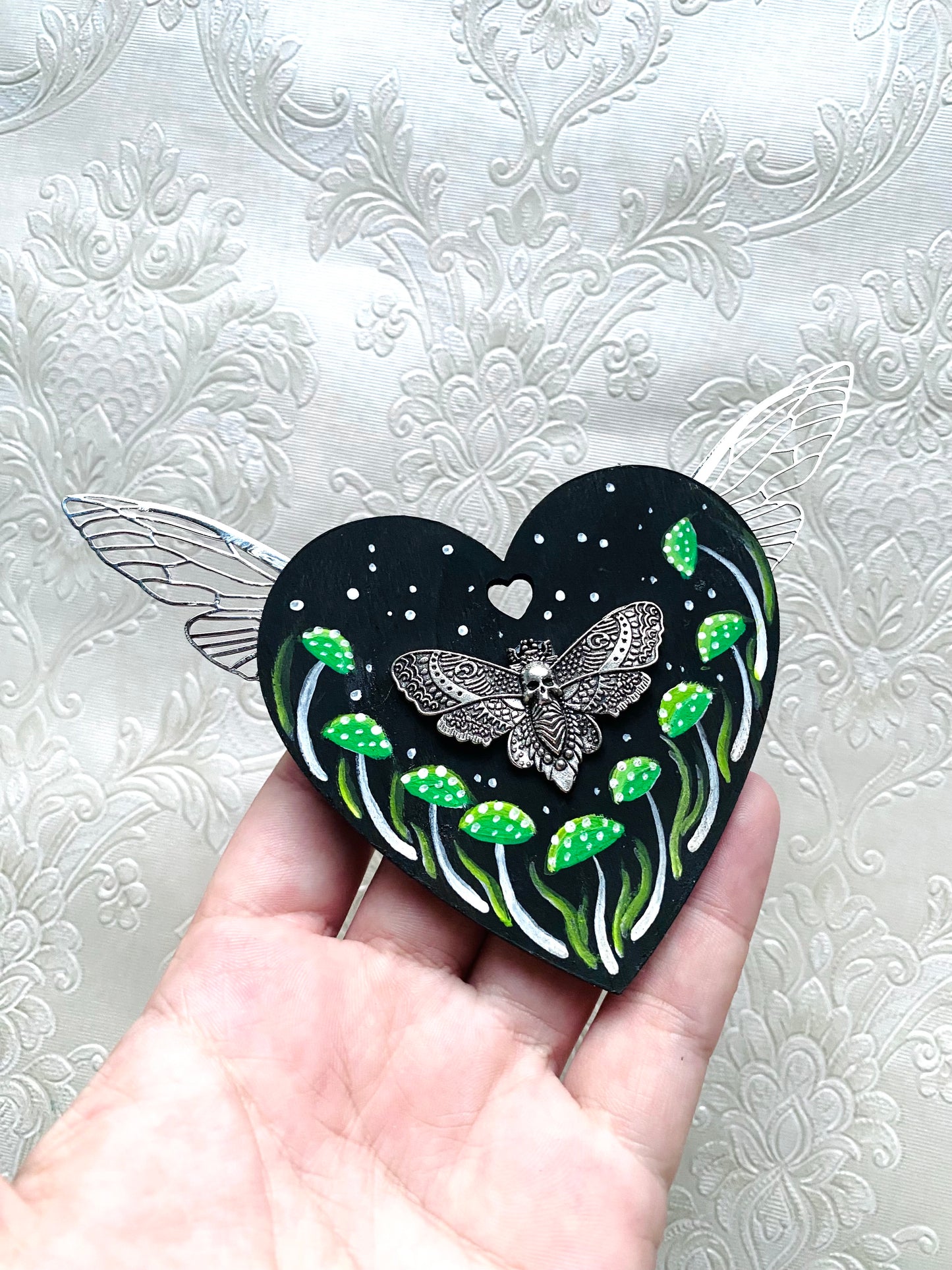 Hand-painted WINGED moth heart magnet / Kézzel festett SZÁRNYAS pillés szívecske mágnes