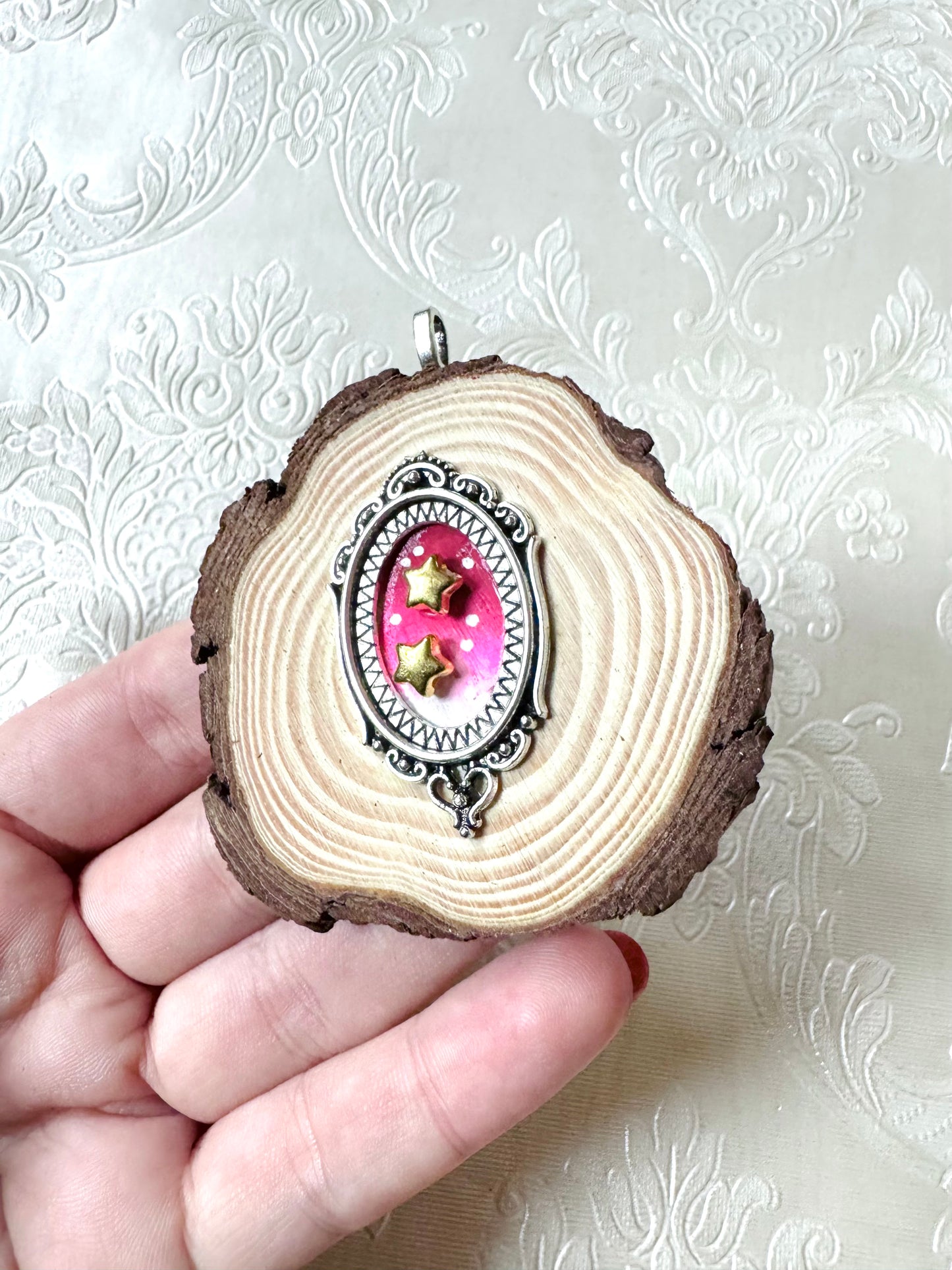 Hand-painted mini wood slice 2 in 1 BROOCH and PENDANT / Kézzel festett mini fakorong BROSS és MEDÁL