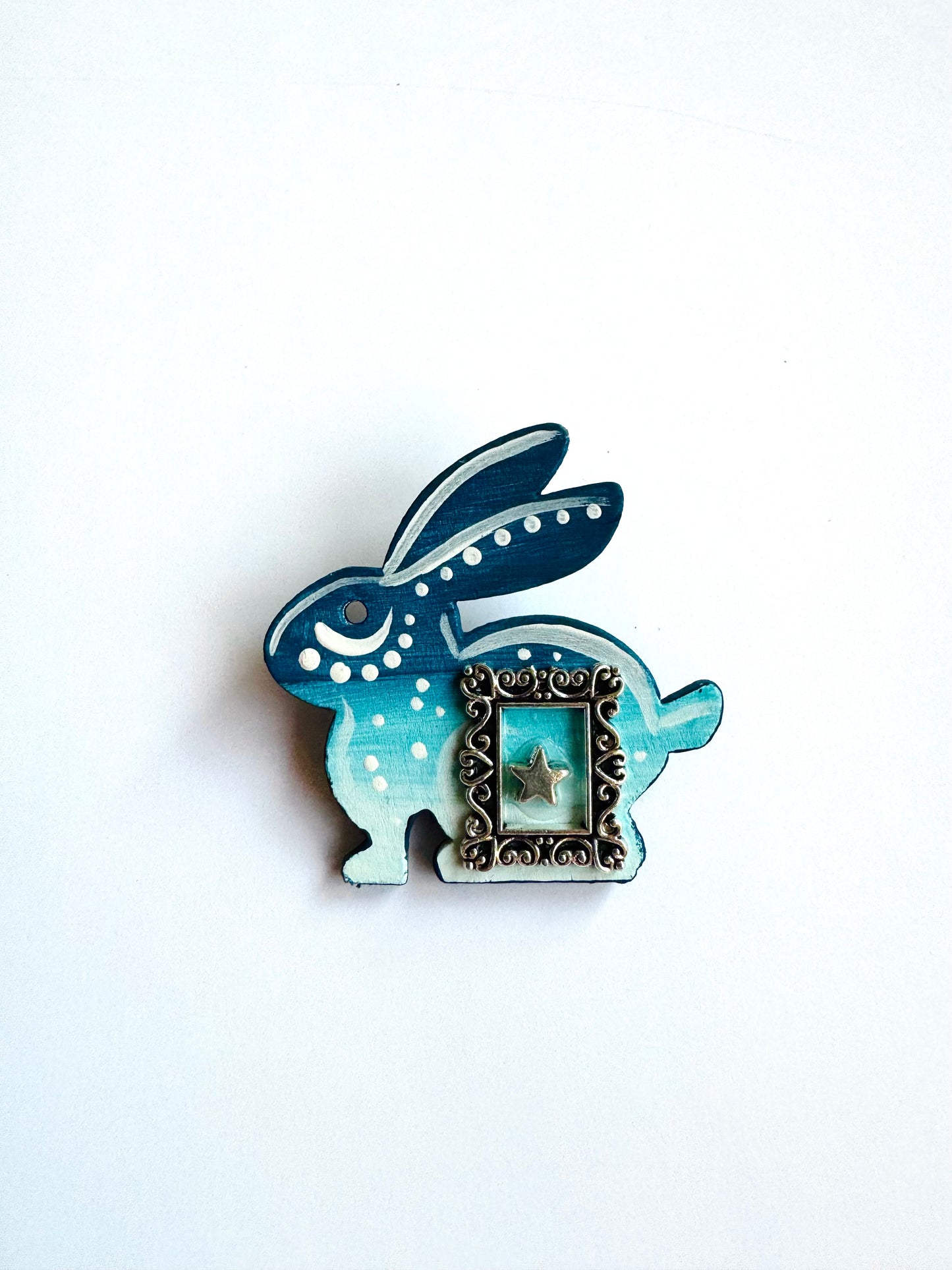Hand-painted wooden mini rabbit brooch (Springcollection) / Kézzel festett mini fa nyuszi bross