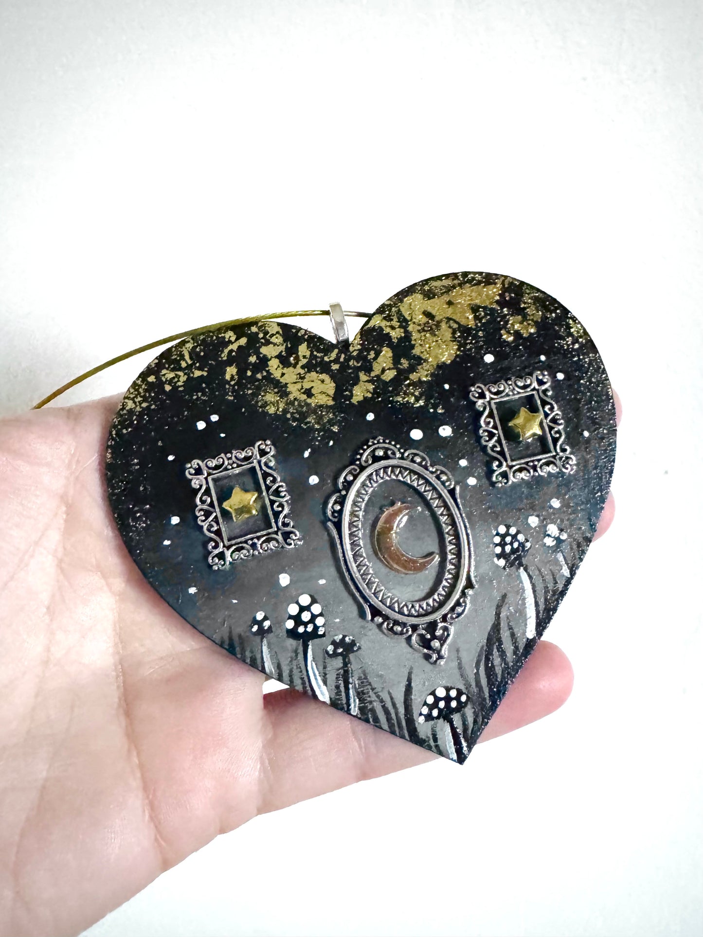 Hand-painted wooden magic heart pendant (Springcollection) / Kézzel festett fa varázsszív medál aranyfüsttel
