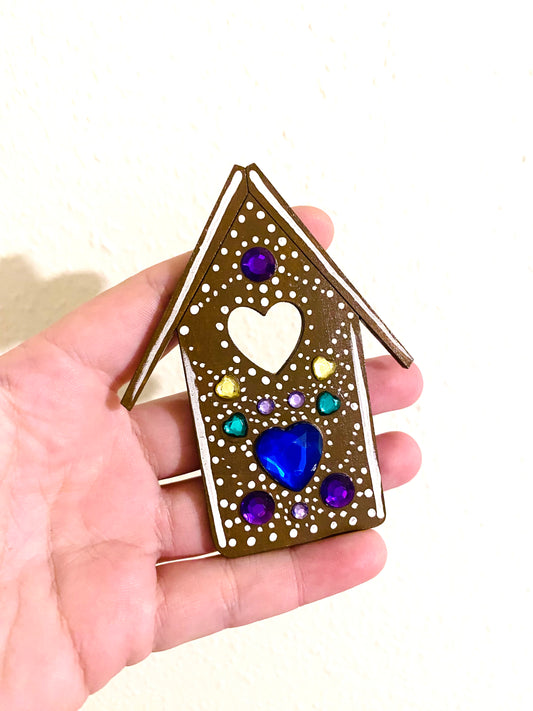 Hand-painted “gingerbread” house magnet / Kézzel festett “mézeskalács” házikó mágnes