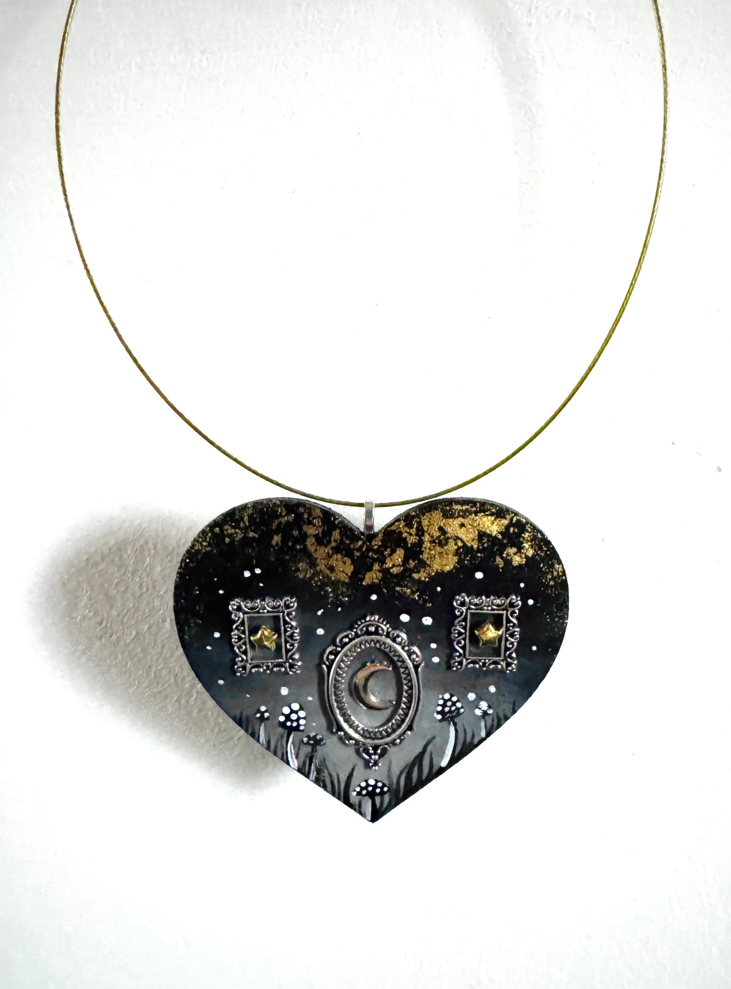 Hand-painted wooden magic heart pendant (Springcollection) / Kézzel festett fa varázsszív medál aranyfüsttel