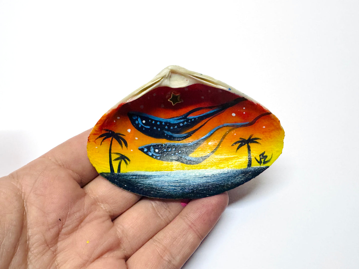 Kézzel festett kagylóhéj / Handpainted seashell