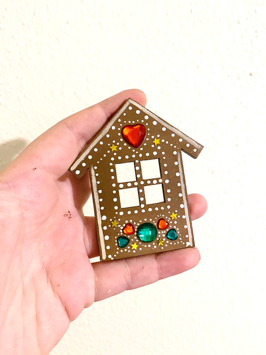 Hand-painted “gingerbread” house magnet / Kézzel festett “mézeskalács” házikó mágnes