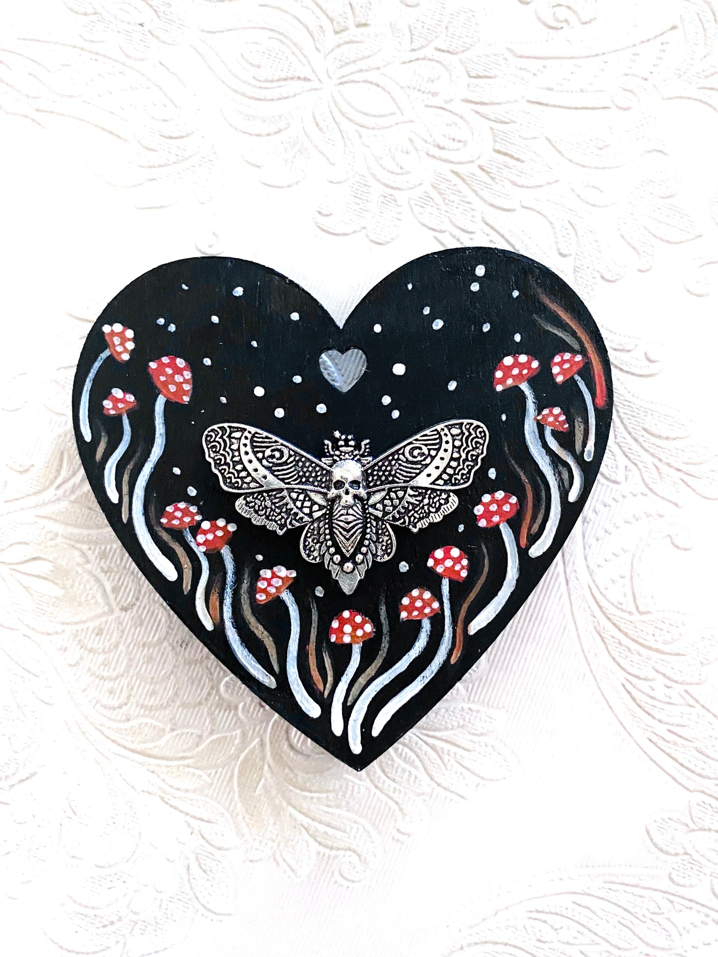 Hand-painted moth heart magnet / Kézzel festett pillés szívecske mágnes