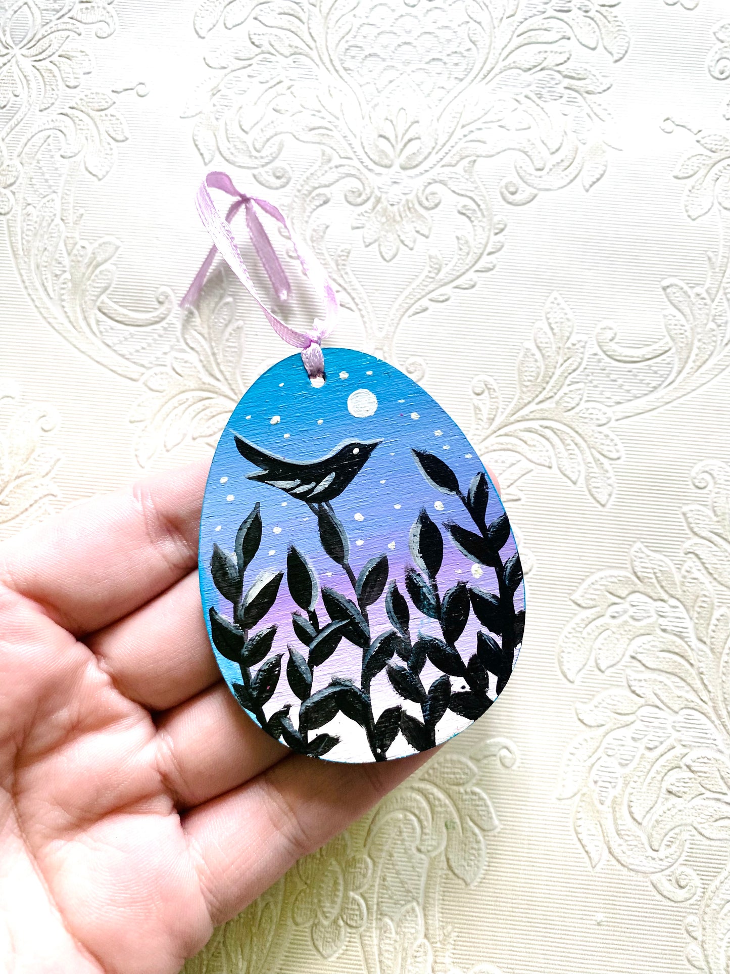 Hand-painted hanging egg ornament / Kézzel festett akasztós tojás dísz