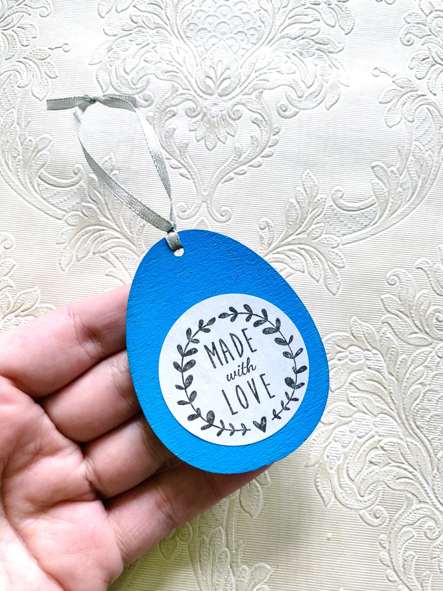Hand-painted hanging egg ornament / Kézzel festett akasztós tojás dísz