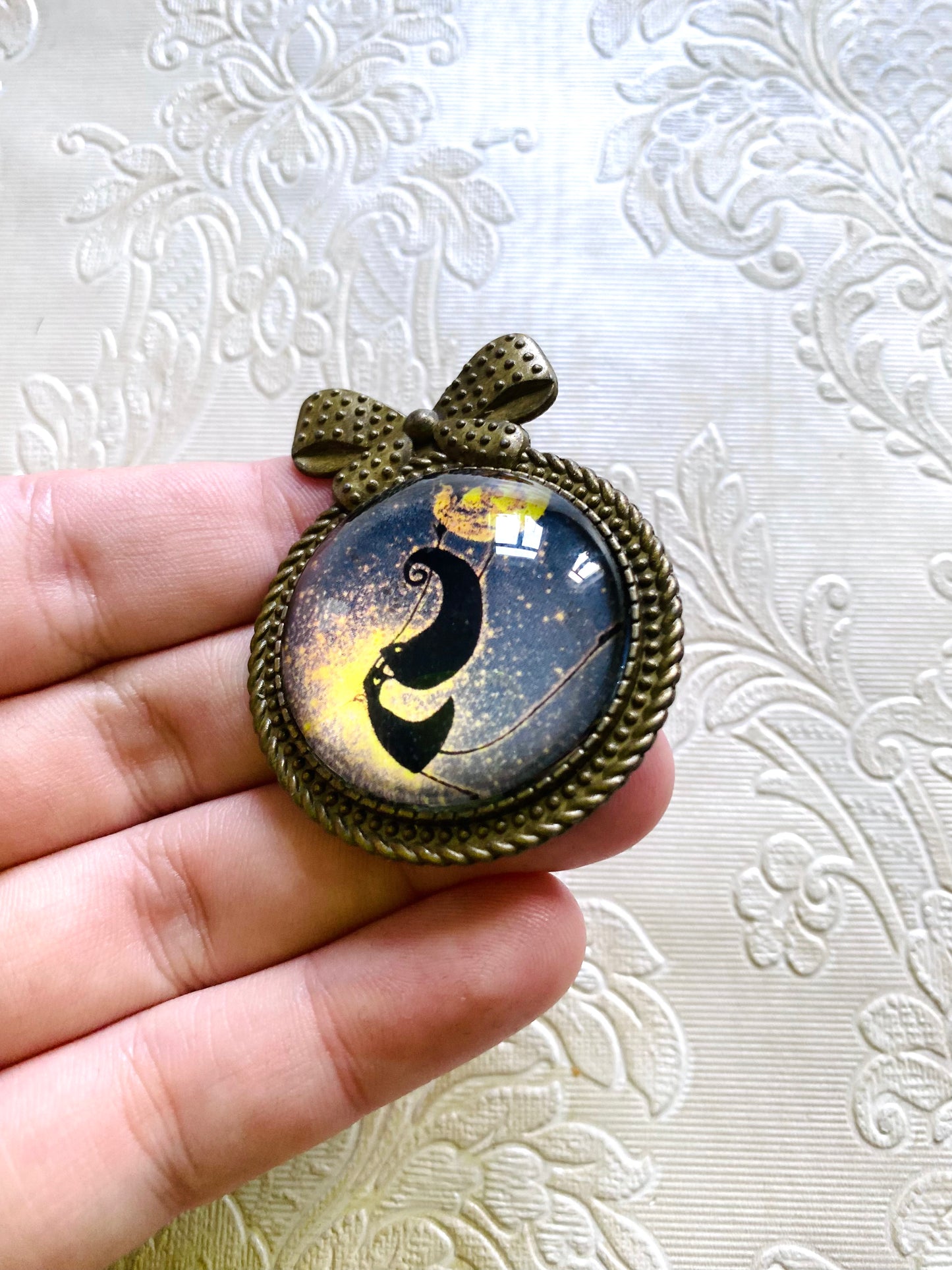 Round bow brooch / Kerek, masnis bross