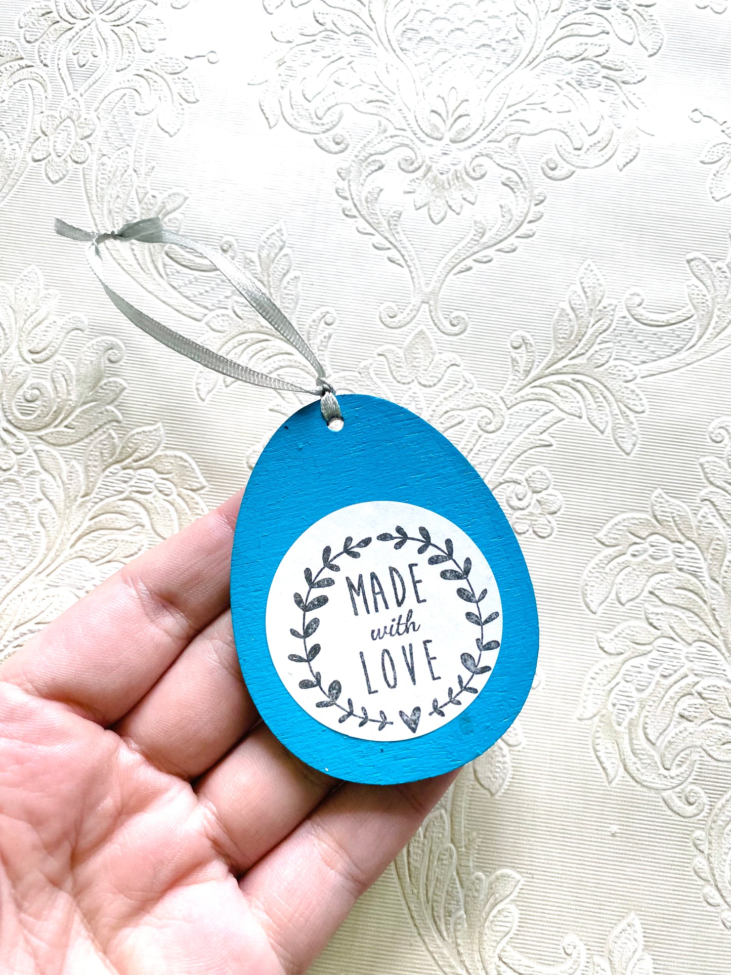 Hand-painted hanging egg ornament / Kézzel festett akasztós tojás dísz