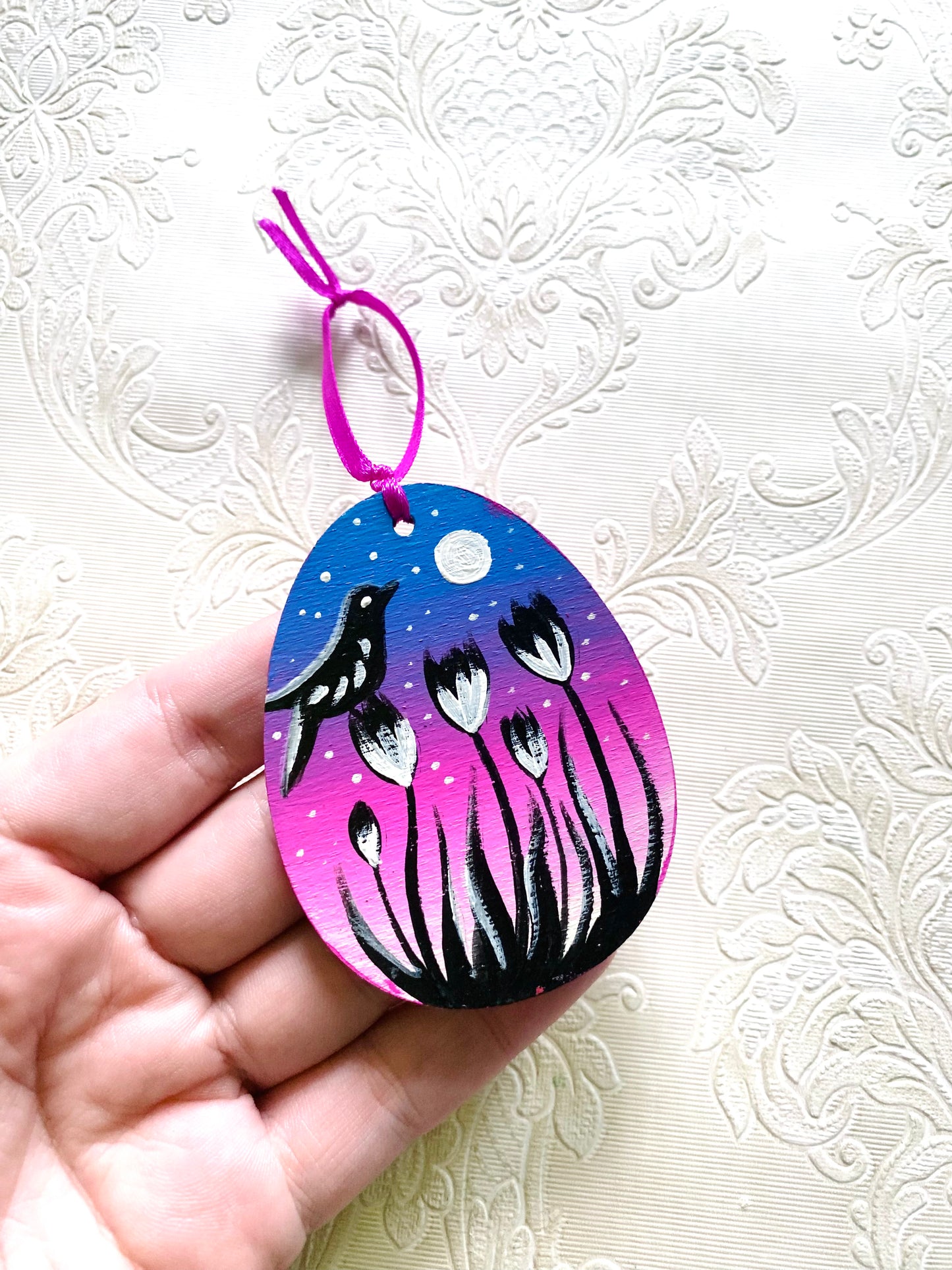 Hand-painted hanging egg ornament / Kézzel festett akasztós tojás dísz
