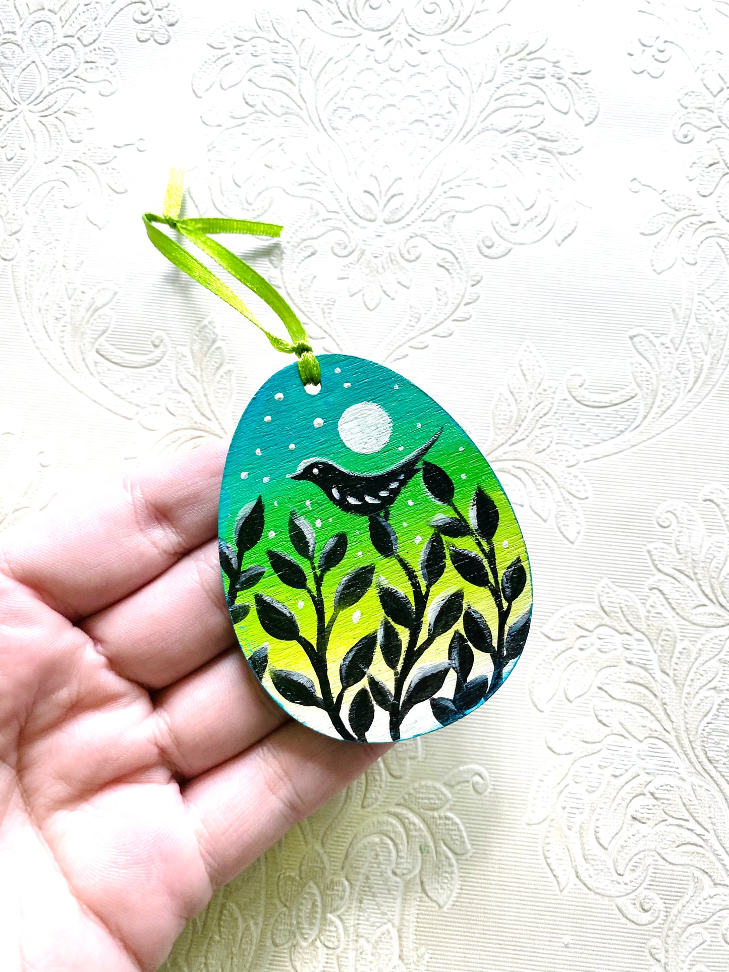 Hand-painted hanging egg ornament / Kézzel festett akasztós tojás dísz