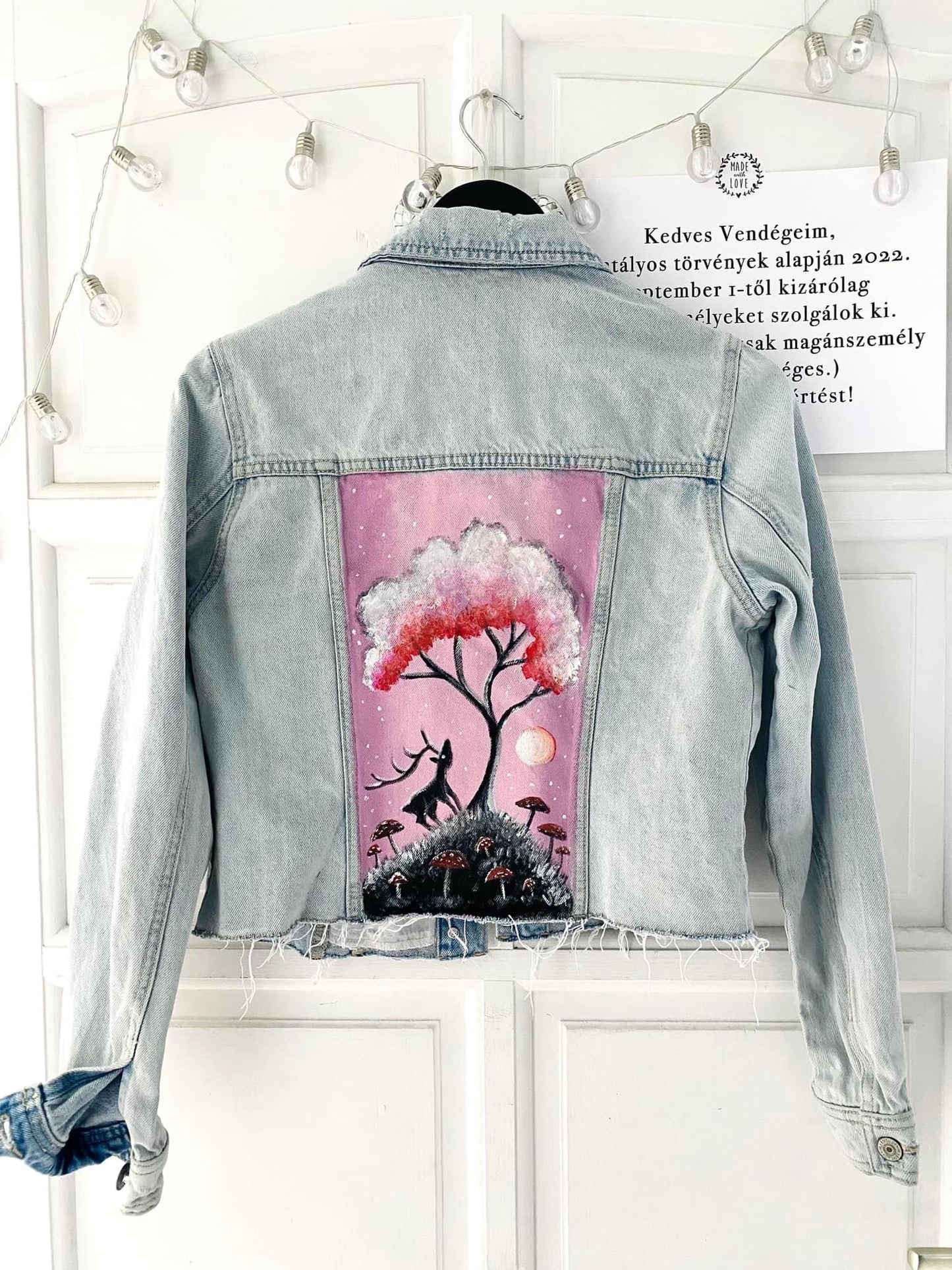 HANDBEMALTE Jeansjacke „Spring Blossom Tree“ / KÉZZEL FESTETT farmerkabát, mintgrün