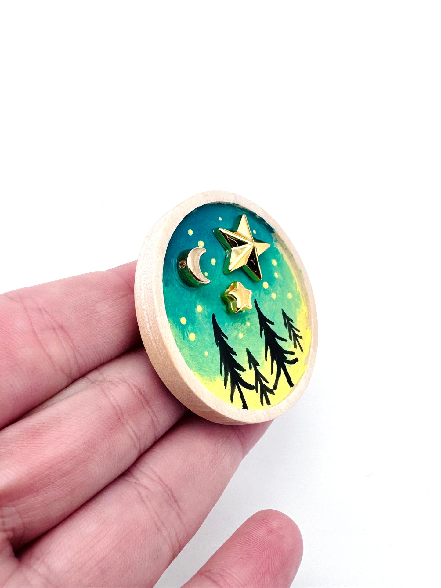 Round wooden brooch / Kerek fa bross