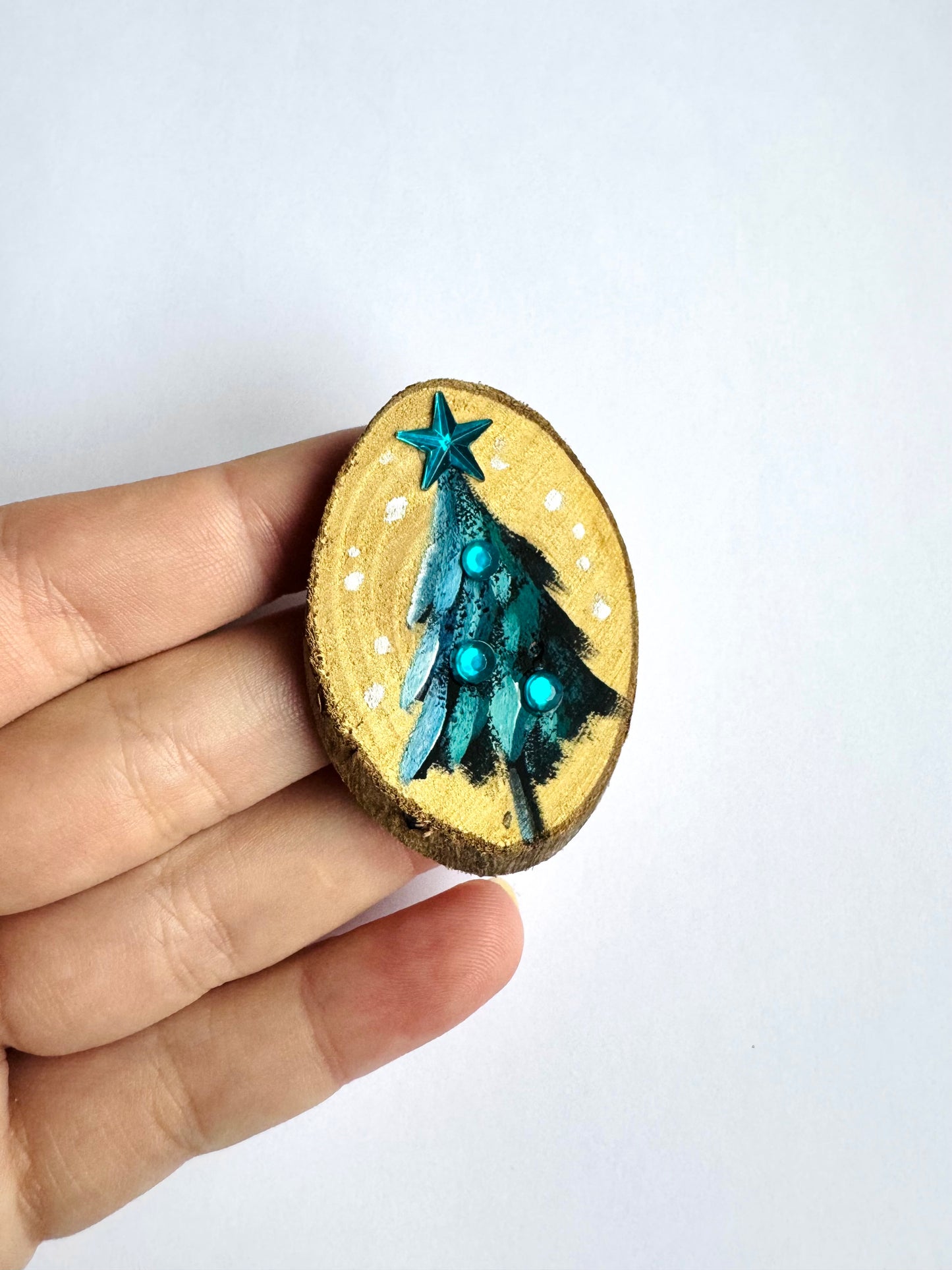 Hand-painted small Christmas tree MAGNET / Kézzel festett kicsi karácsonyfa fakorong MÁGNES
