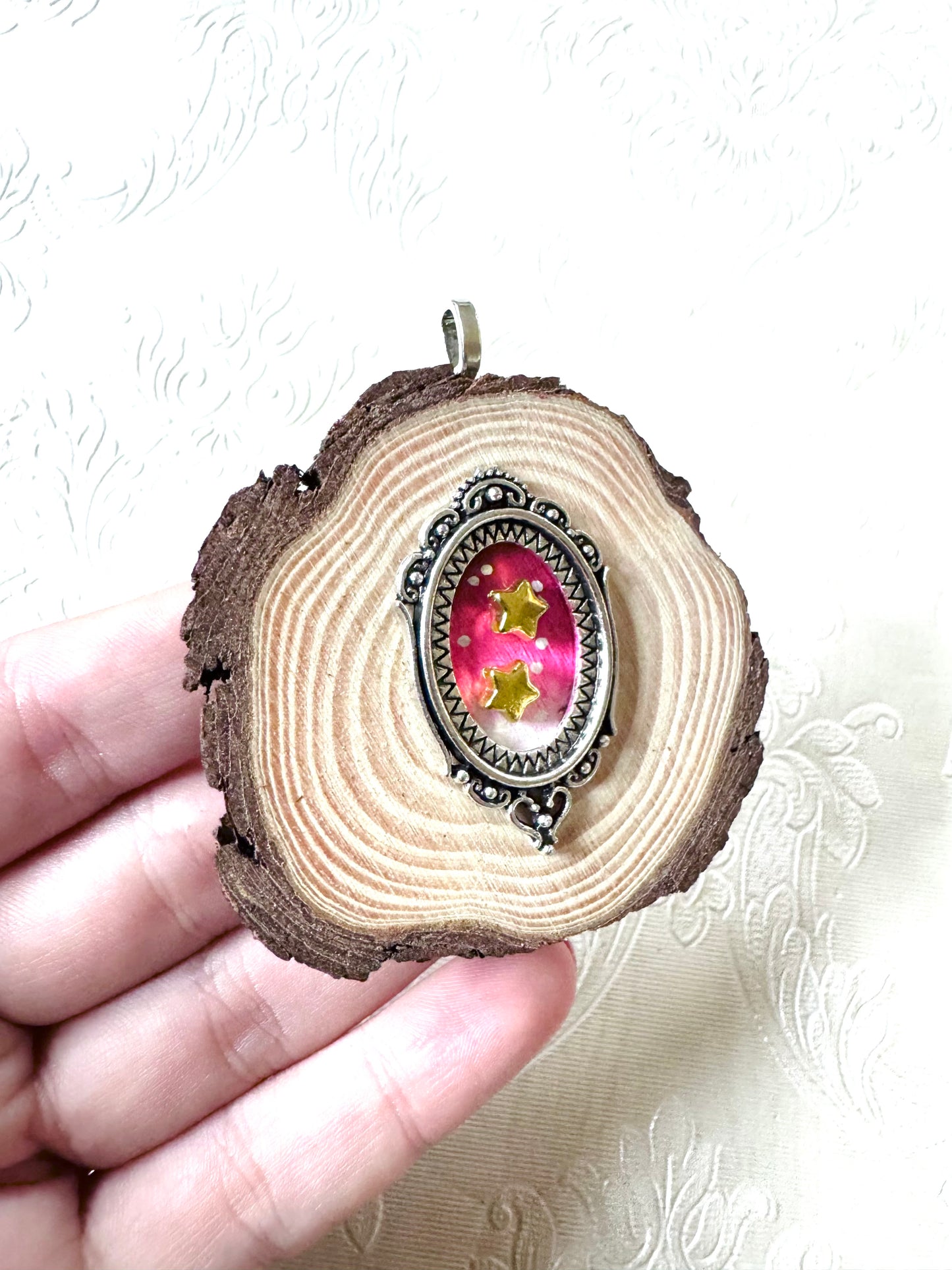 Hand-painted mini wood slice 2 in 1 BROOCH and PENDANT / Kézzel festett mini fakorong BROSS és MEDÁL