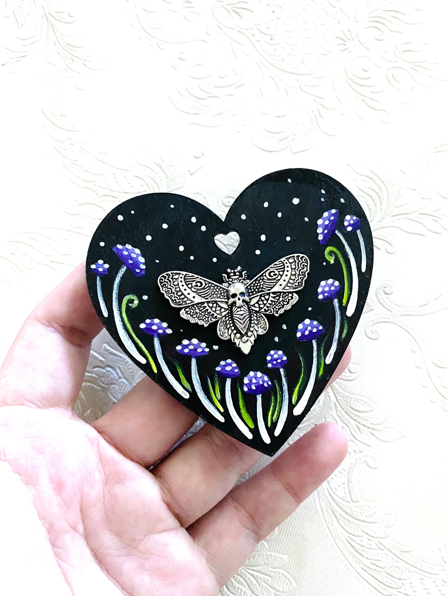 Hand-painted moth heart magnet / Kézzel festett pillés szívecske mágnes