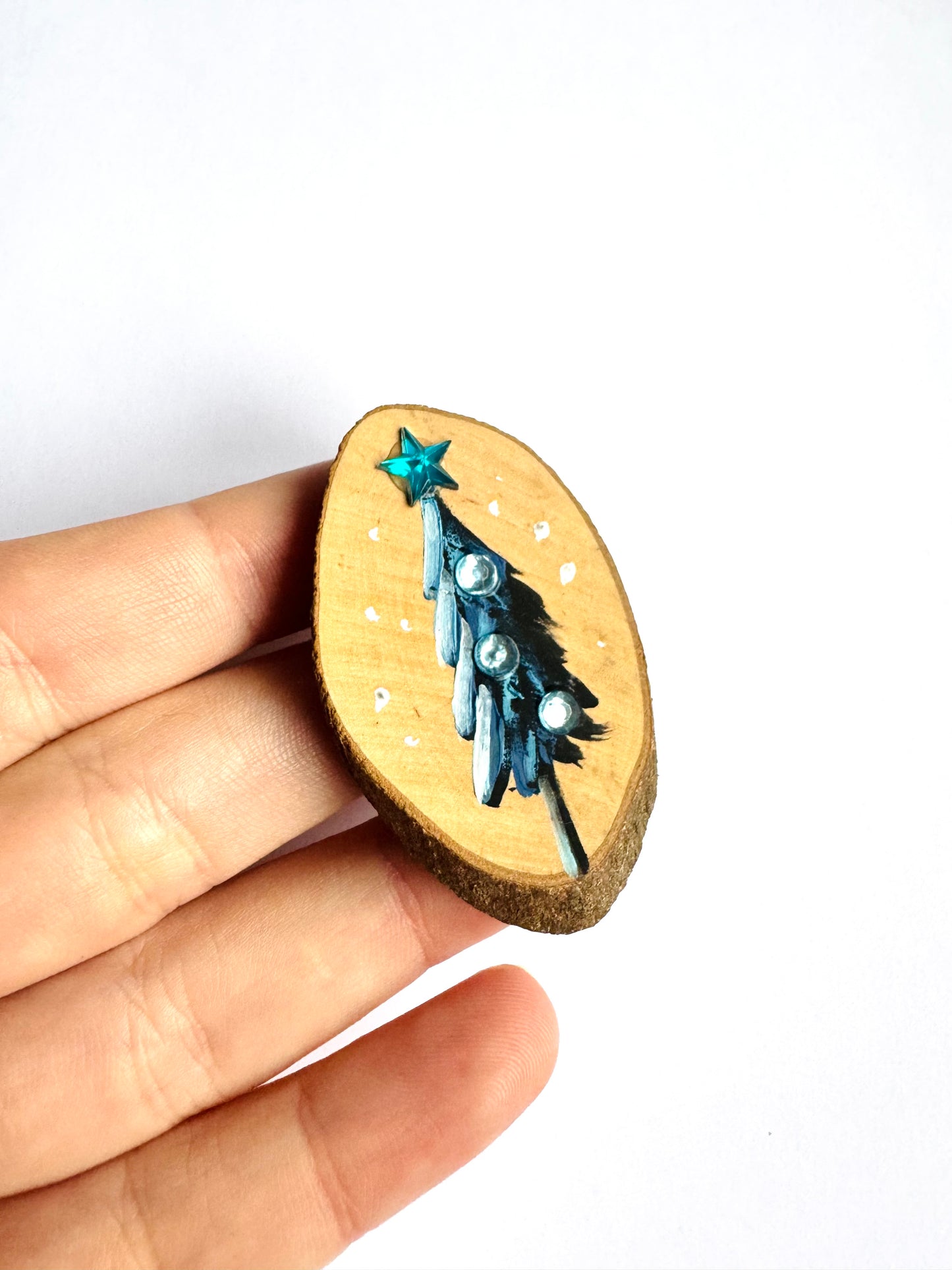 Hand-painted small Christmas tree MAGNET / Kézzel festett kicsi karácsonyfa fakorong MÁGNES