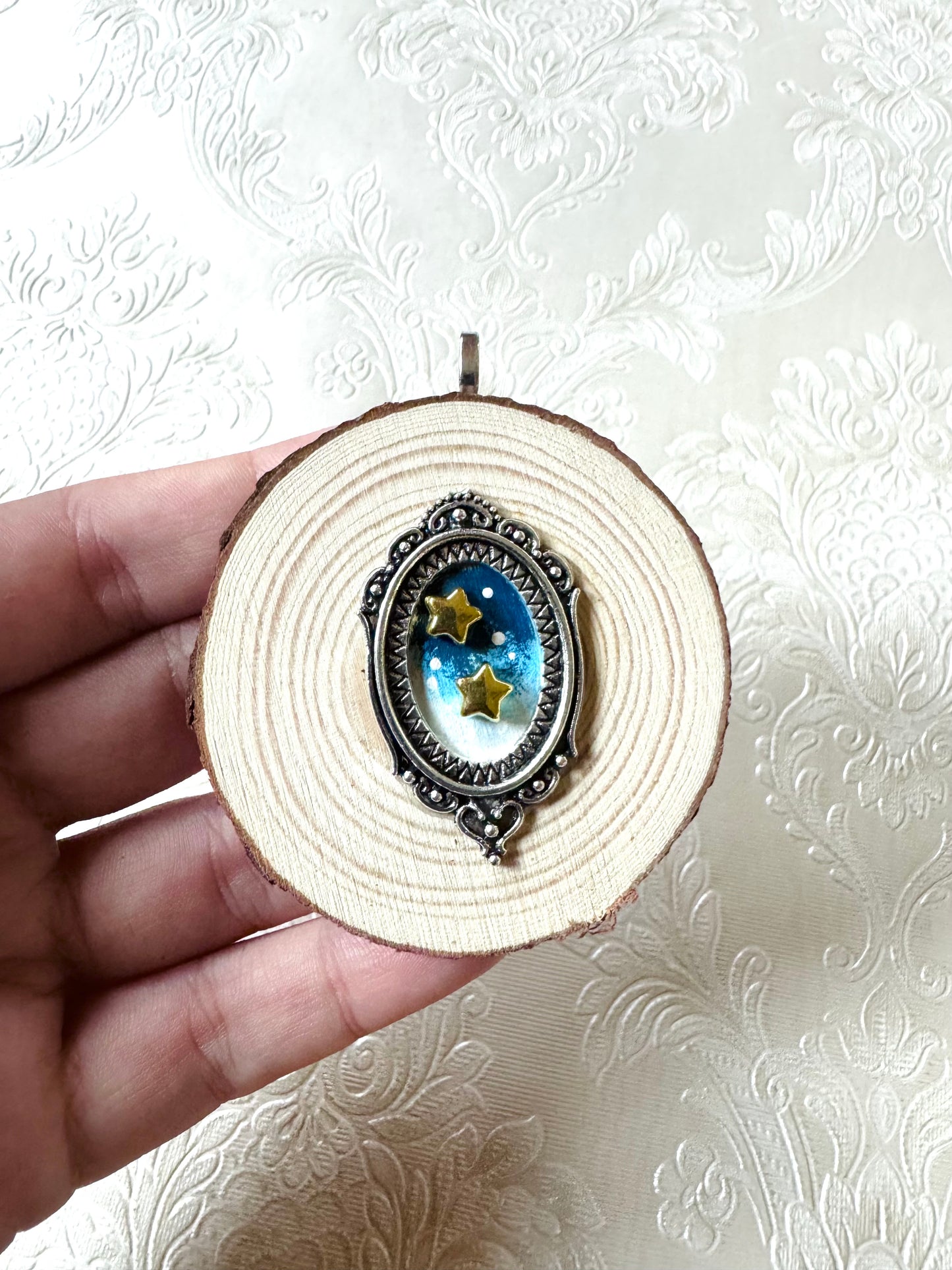 Hand-painted mini wood slice 2 in 1 BROOCH and PENDANT / Kézzel festett mini fakorong BROSS és MEDÁL
