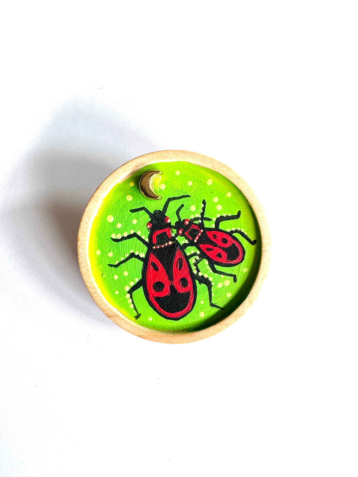 Round wooden brooch / Kerek fa bross