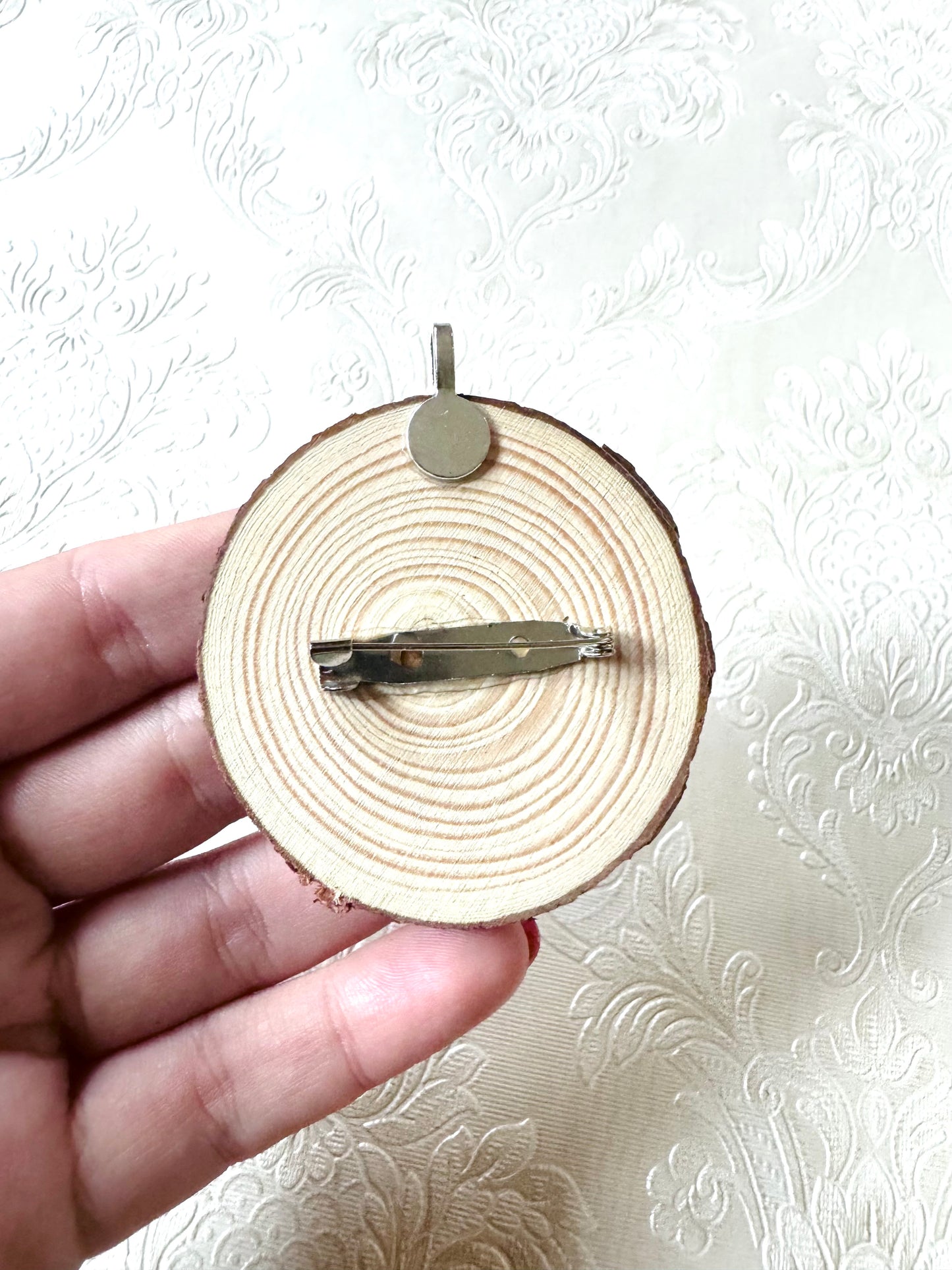 Hand-painted mini wood slice 2 in 1 BROOCH and PENDANT / Kézzel festett mini fakorong BROSS és MEDÁL