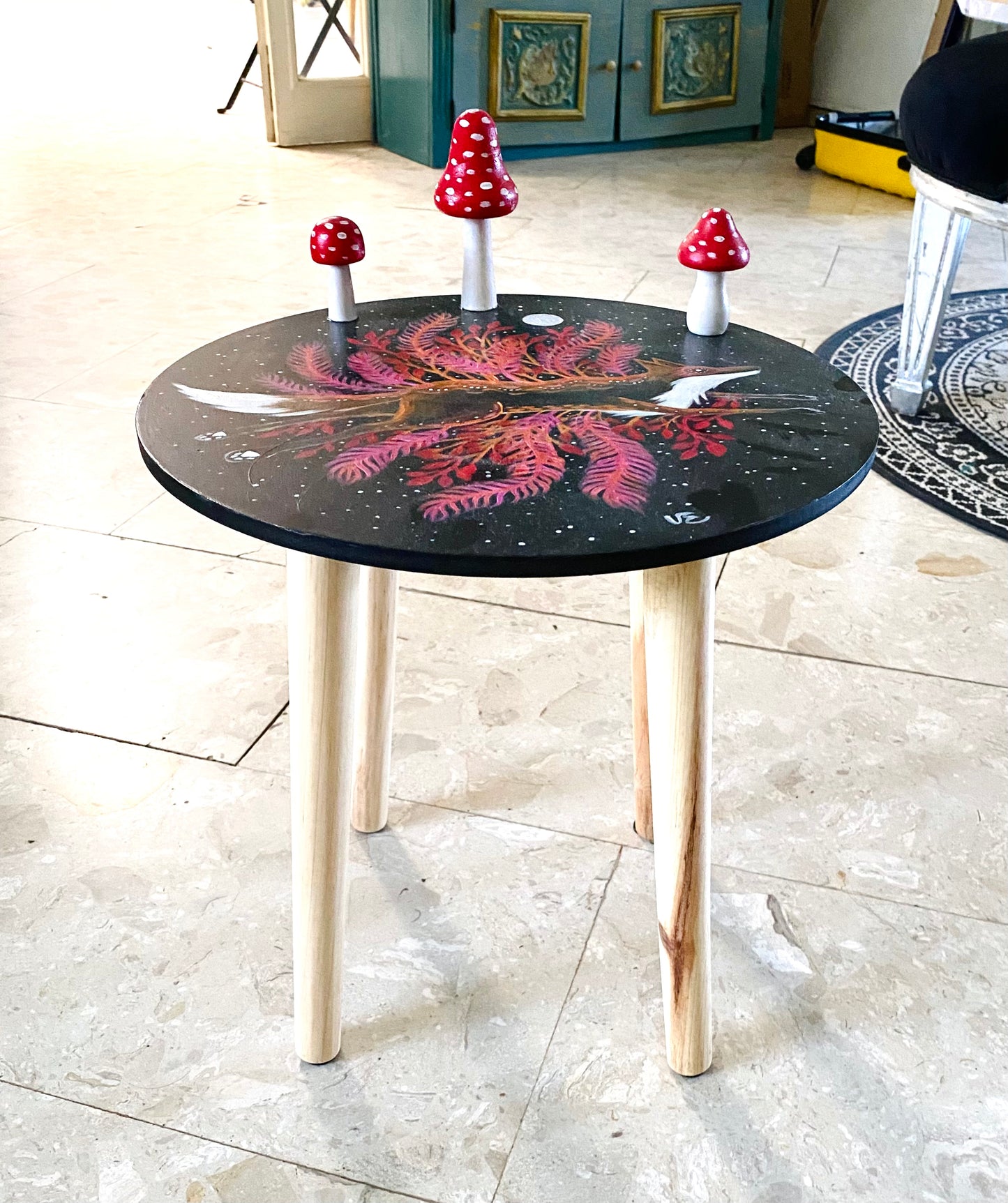 Medium sized hand-painted round stand/table with fungi / Közepes méretű kézzel festett kerek állvány/asztalka, gombákkal