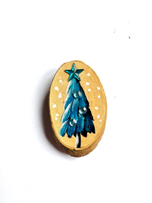 Hand-painted small Christmas tree MAGNET / Kézzel festett kicsi karácsonyfa fakorong MÁGNES