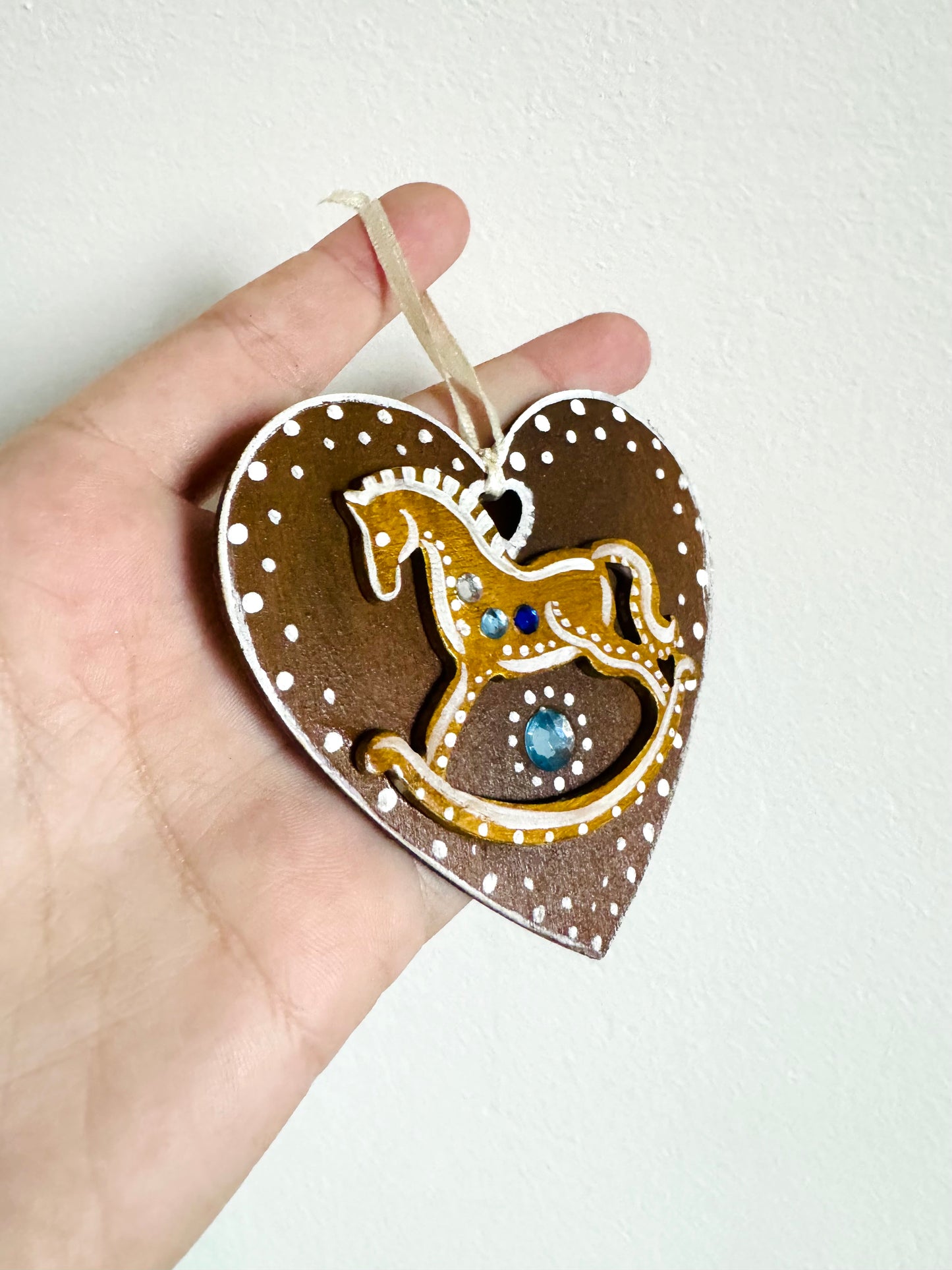 Hand-painted Christmas “gingerbread” heart ornament / Kézzel festett karácsonyi “mézeskalács” szívecske dísz