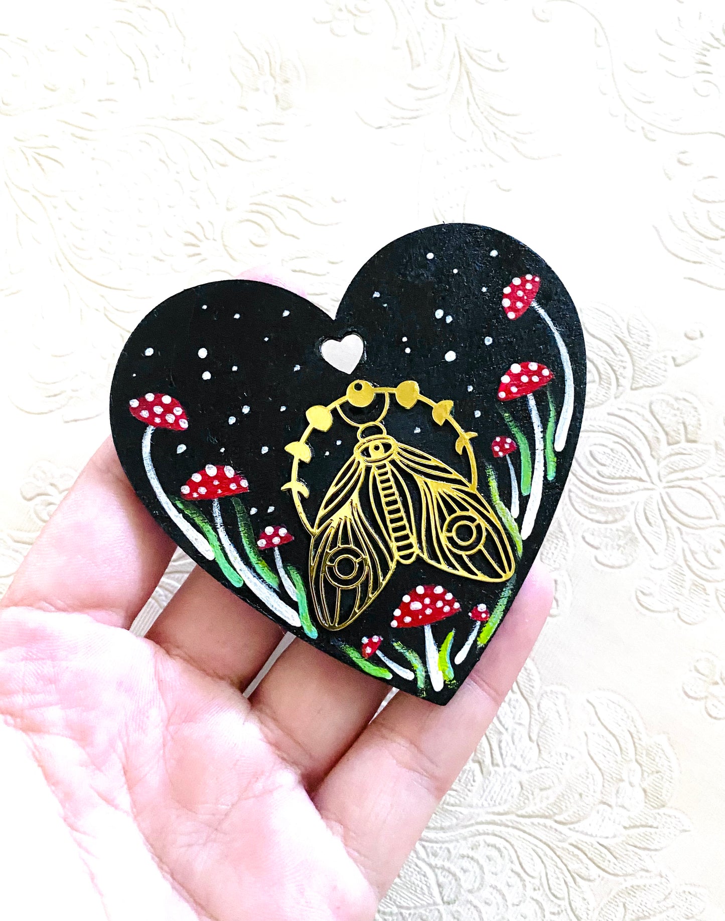 Hand-painted moth heart magnet / Kézzel festett pillés szívecske mágnes