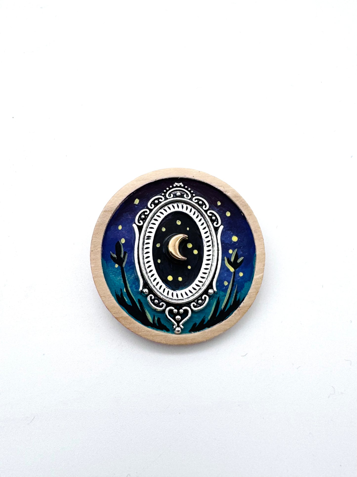 Round wooden brooch / Kerek fa bross