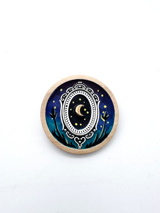 Round wooden brooch / Kerek fa bross