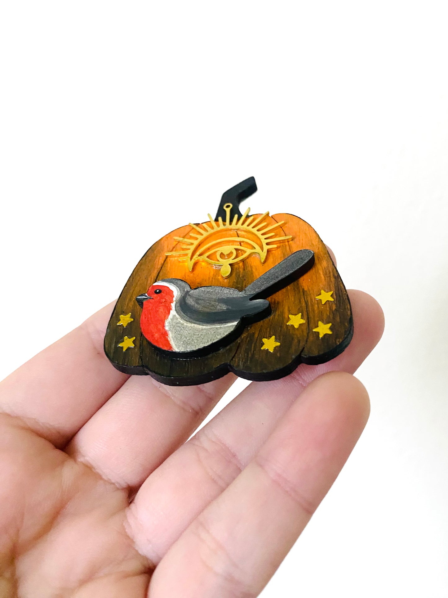 Hand-painted pumpkin magnet with robin, embellished with steel accents / Kézzel festett tök mágnes vörösbeggyel, fém alkatrészekkel