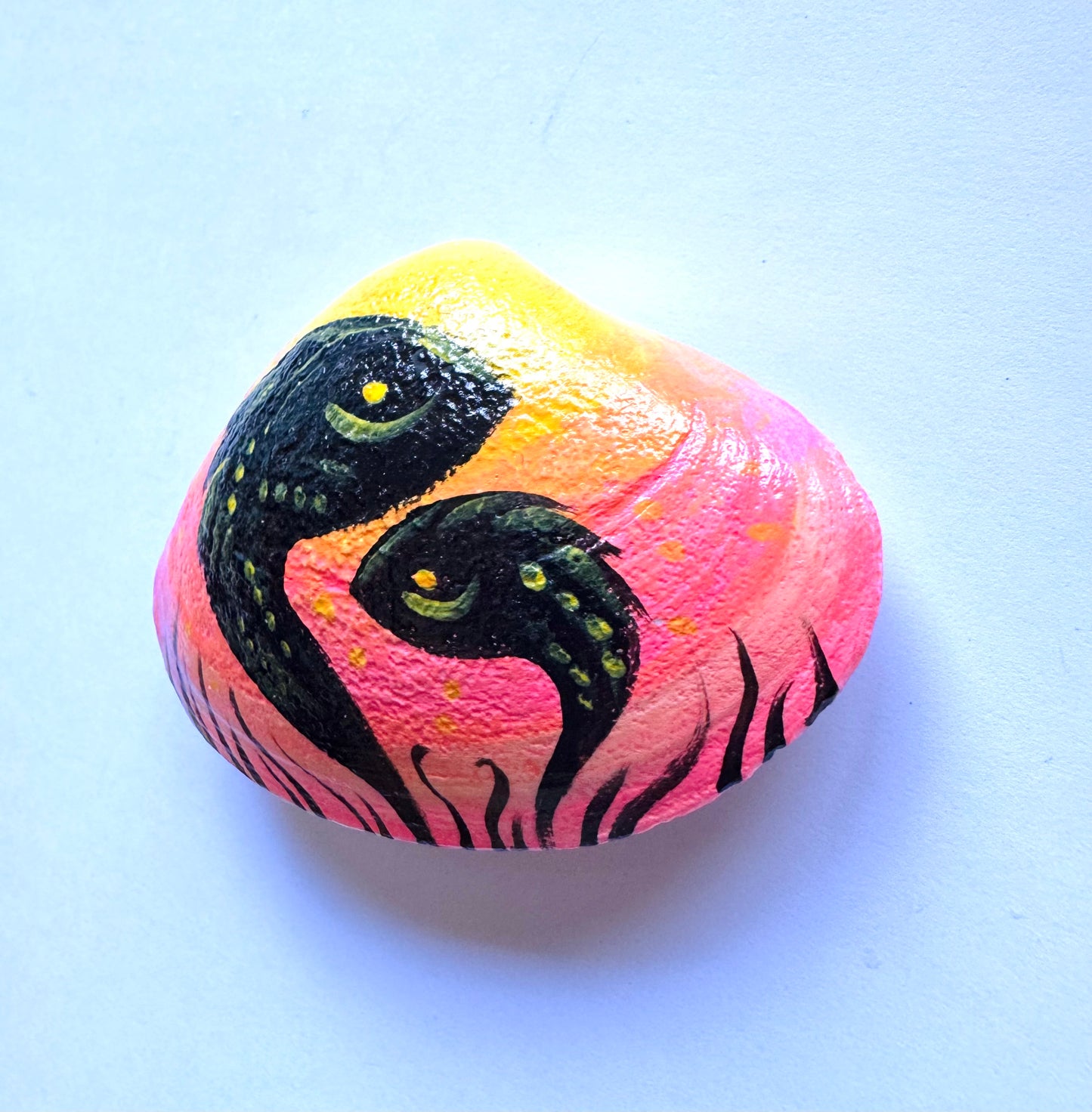 Hand-painted seashell MAGNET (larger size) / Kézzel festett kagyló MÁGNES (nagyobb méret)