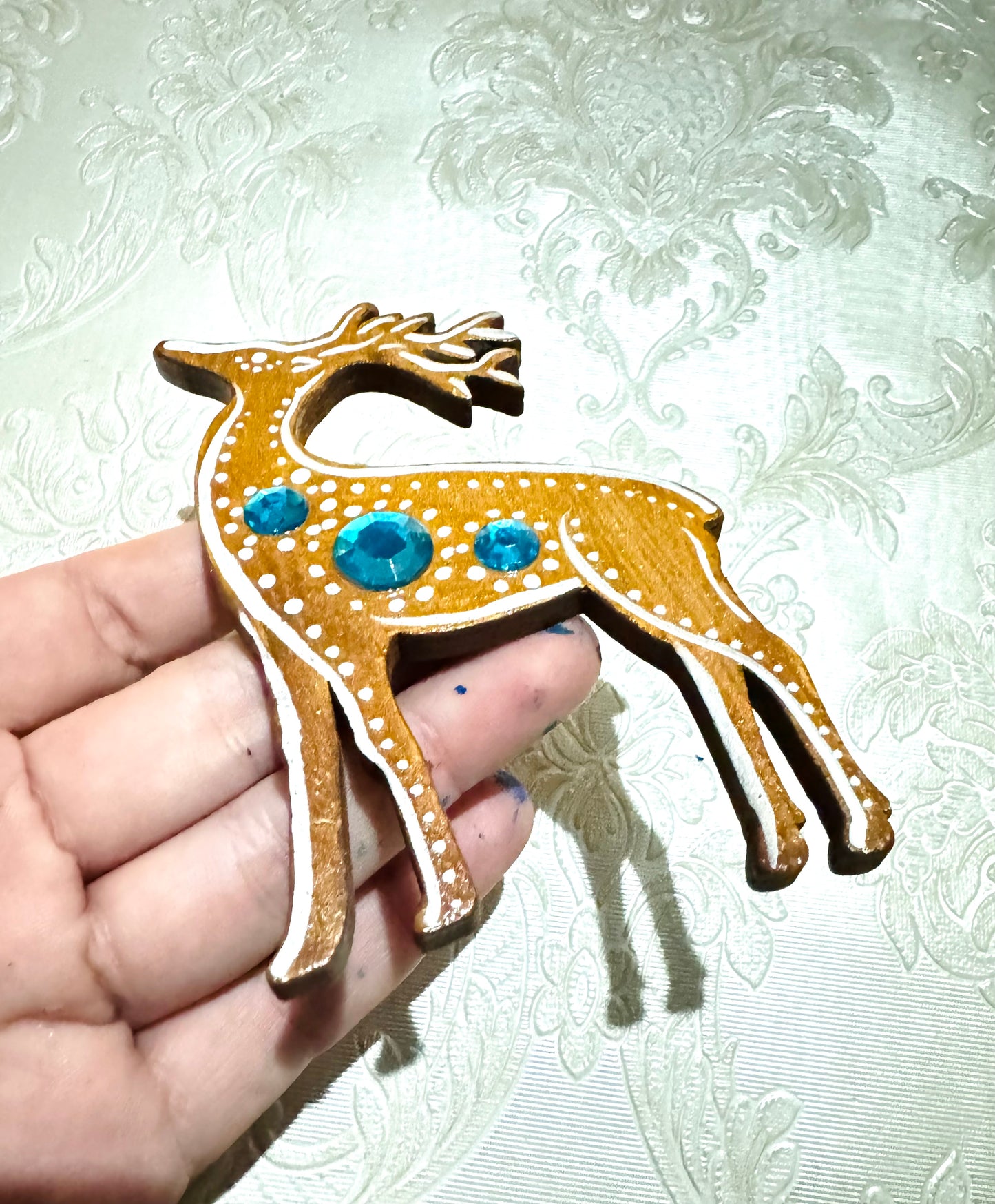 Hand-painted “gingerbread” deer magnet / Kézzel festett “mézeskalács” szarvas mágnes