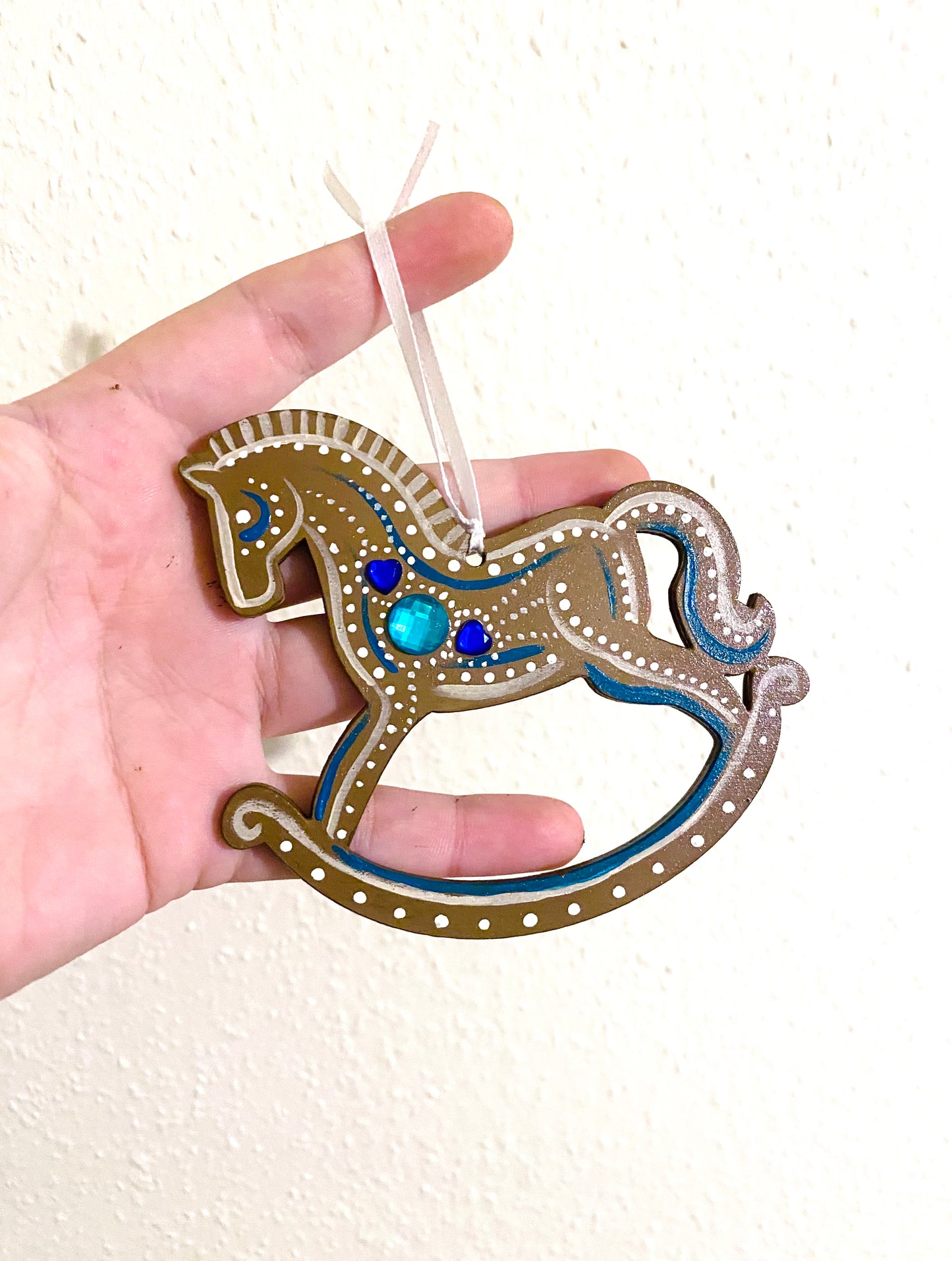 Hand-painted “gingerbread” rocking horse ornament / Kézzel festett “mézeskalács” hintaló dísz