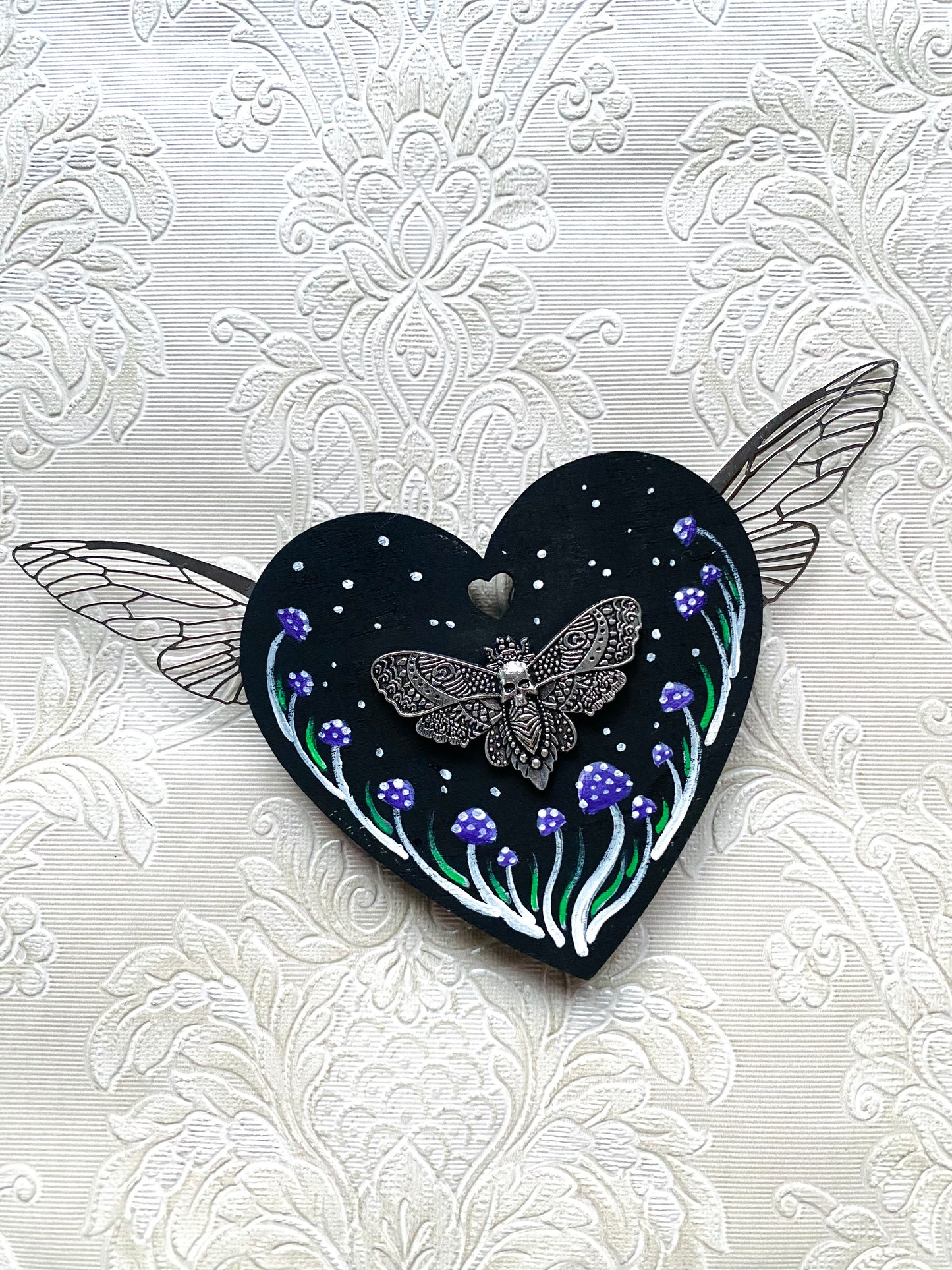 Hand-painted WINGED moth heart magnet / Kézzel festett SZÁRNYAS pillés szívecske mágnes