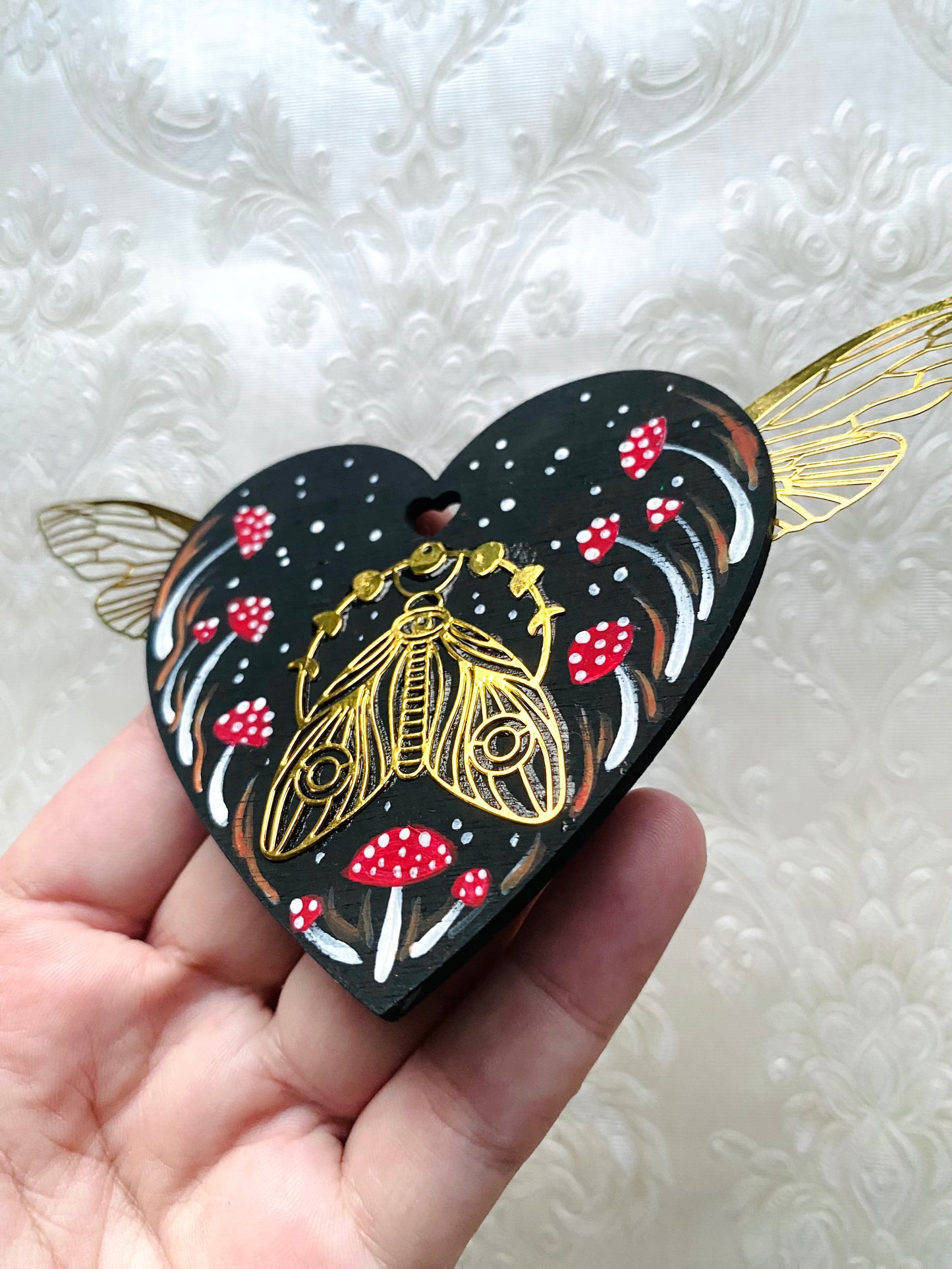 Hand-painted WINGED moth heart magnet / Kézzel festett SZÁRNYAS pillés szívecske mágnes