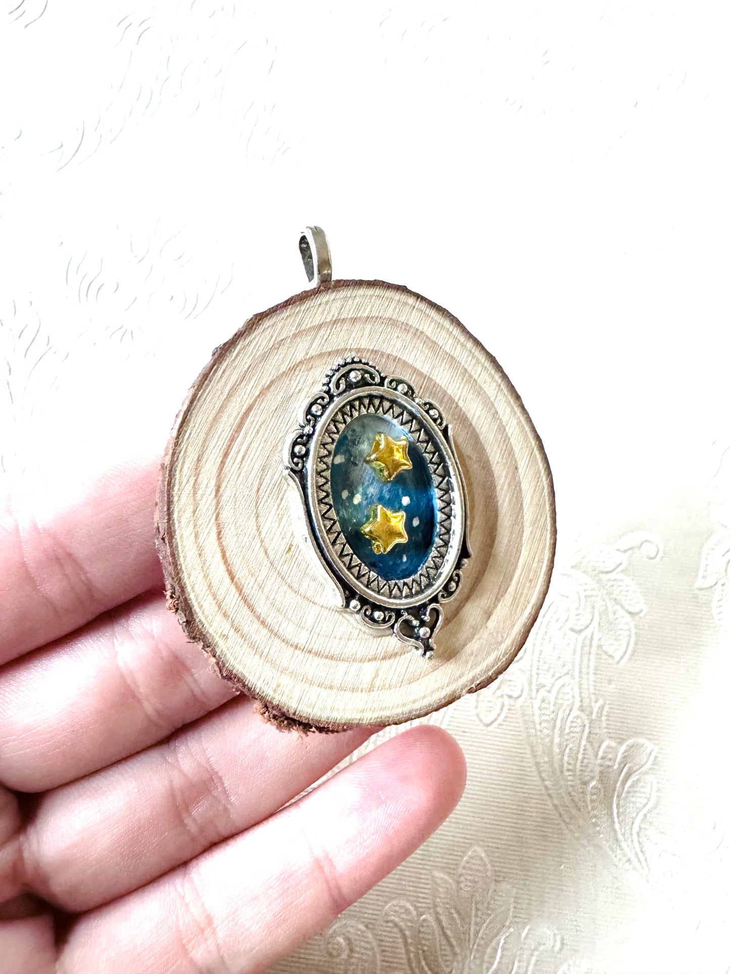 Hand-painted mini wood slice 2 in 1 BROOCH and PENDANT / Kézzel festett mini fakorong BROSS és MEDÁL