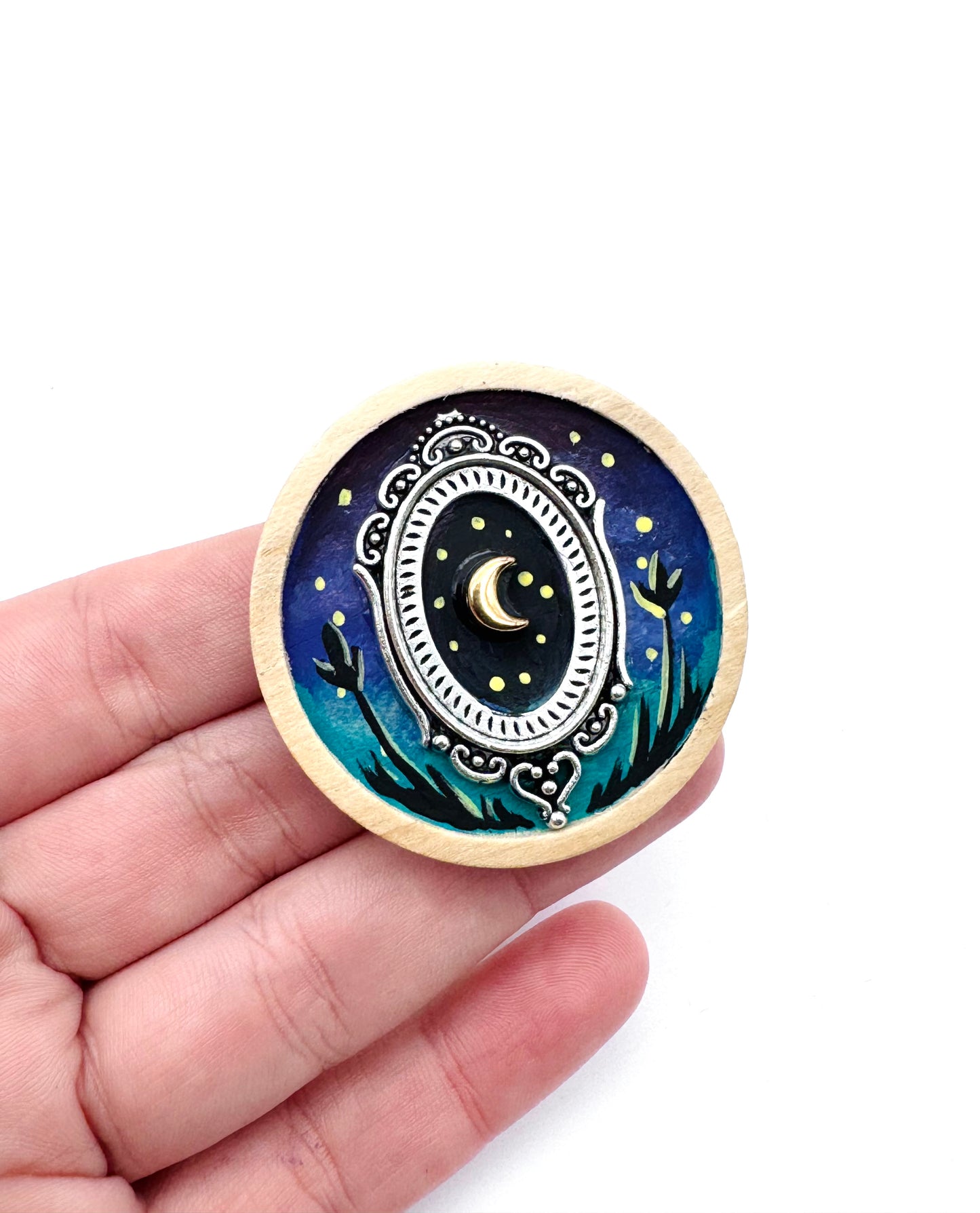 Round wooden brooch / Kerek fa bross
