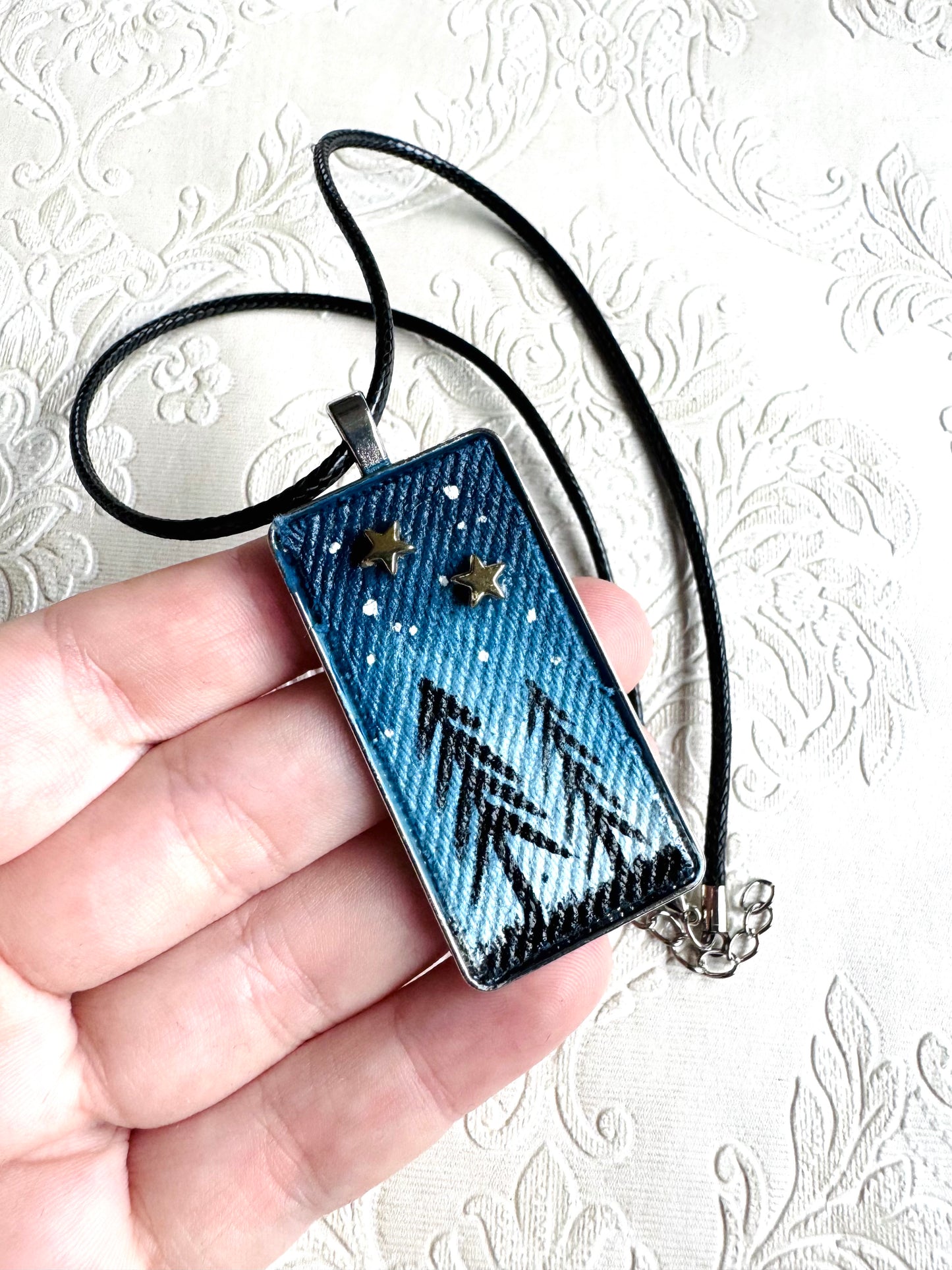 Rectangular pendant made with upcycled denim and steel ornaments / Téglalapos farmerbetétes medál fém alkatrészekkel