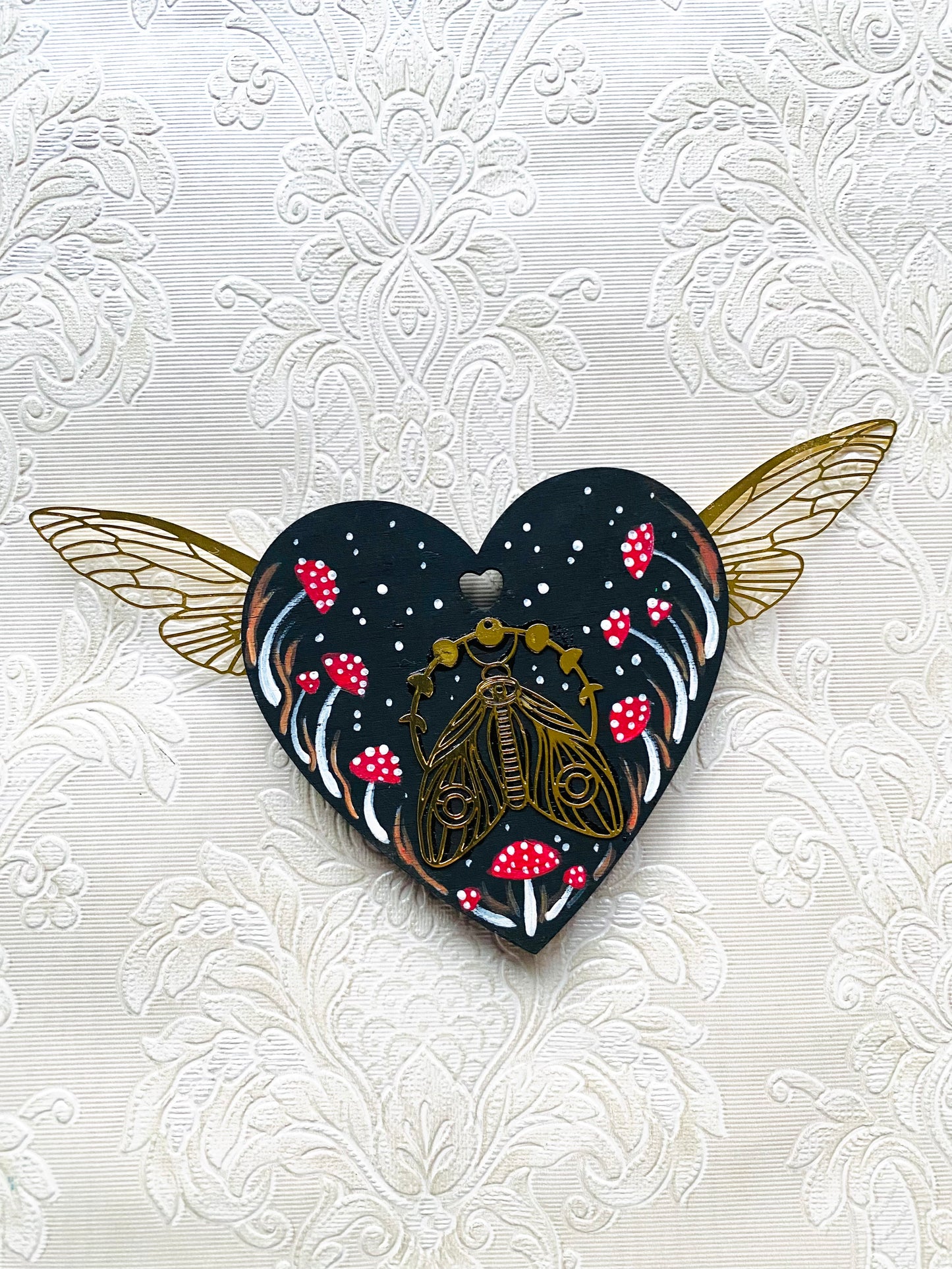 Hand-painted WINGED moth heart magnet / Kézzel festett SZÁRNYAS pillés szívecske mágnes