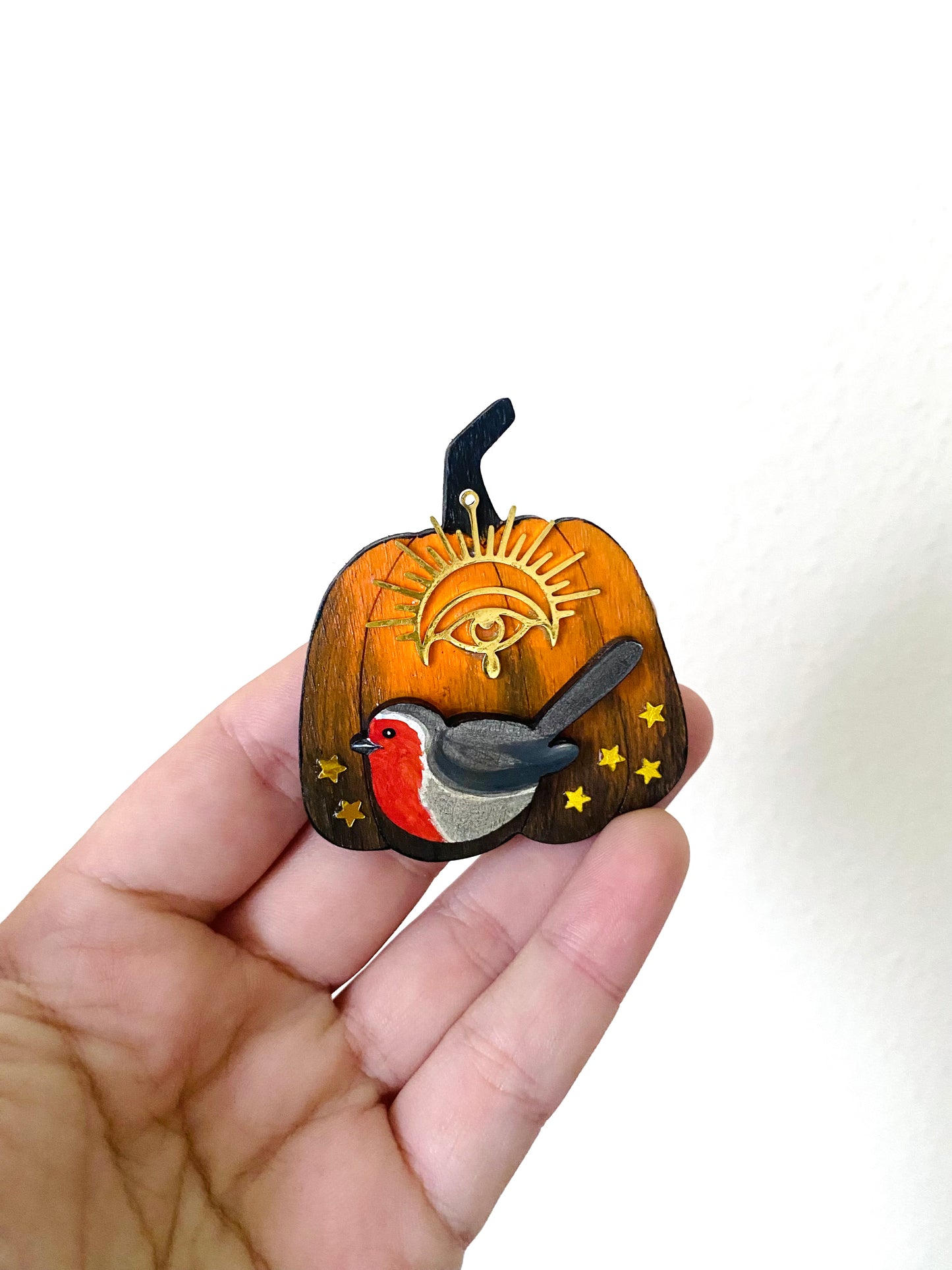 Hand-painted pumpkin magnet with robin, embellished with steel accents / Kézzel festett tök mágnes vörösbeggyel, fém alkatrészekkel