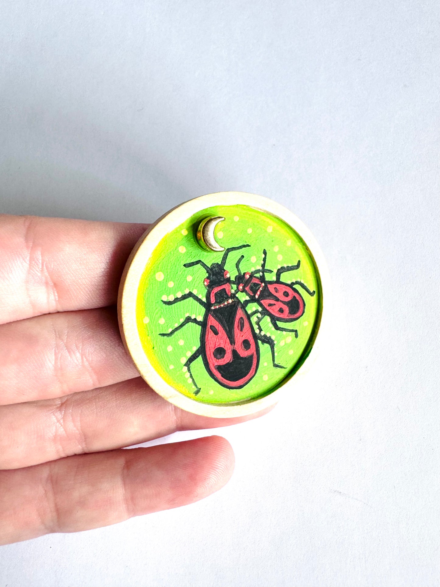 Round wooden brooch / Kerek fa bross