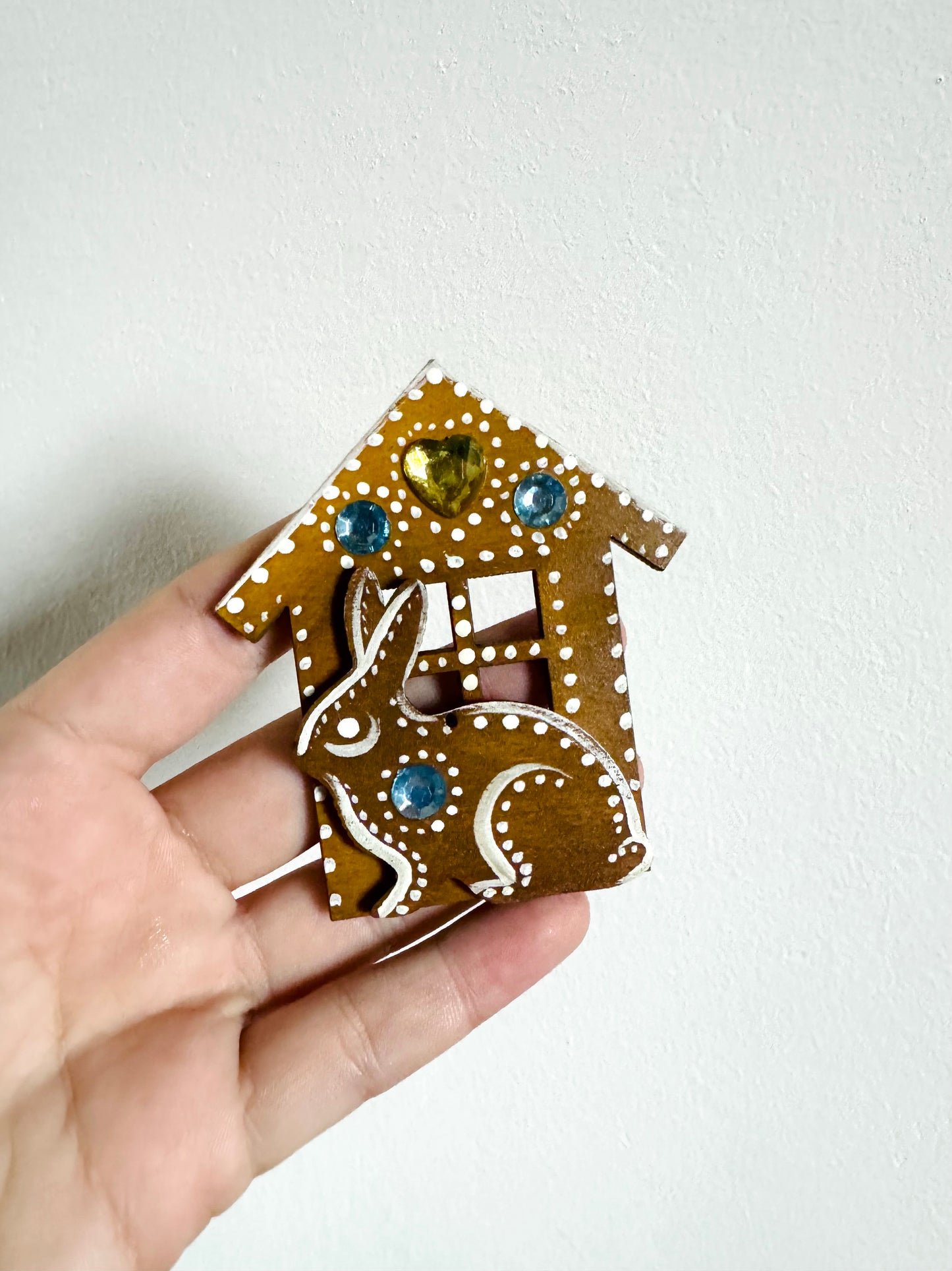 Hand-painted “gingerbread” house magnet with rabbit / Kézzel festett “mézeskalács” házikó mágnes nyuszival