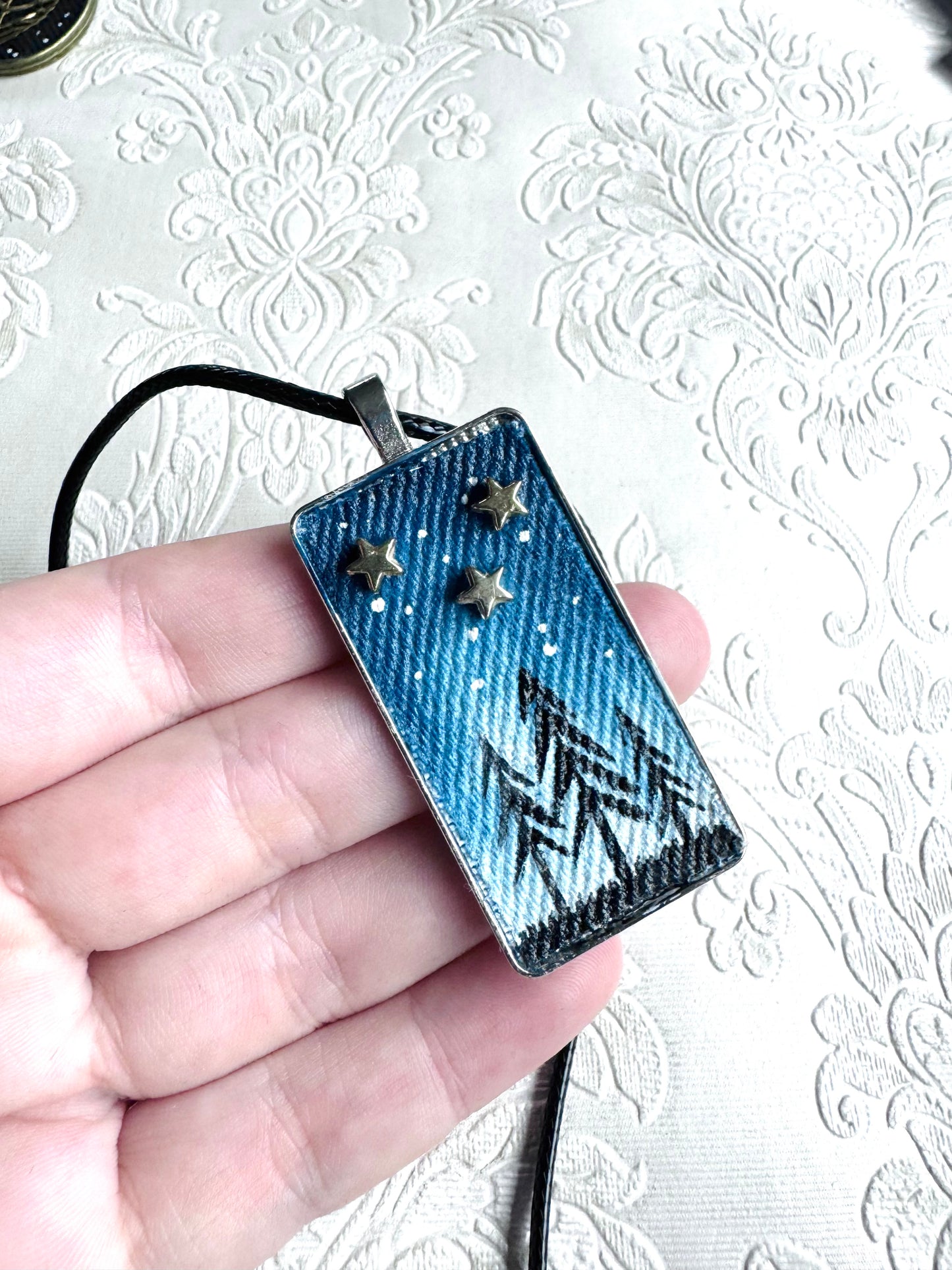 Rectangular pendant made with upcycled denim and steel ornaments / Téglalapos farmerbetétes medál fém alkatrészekkel