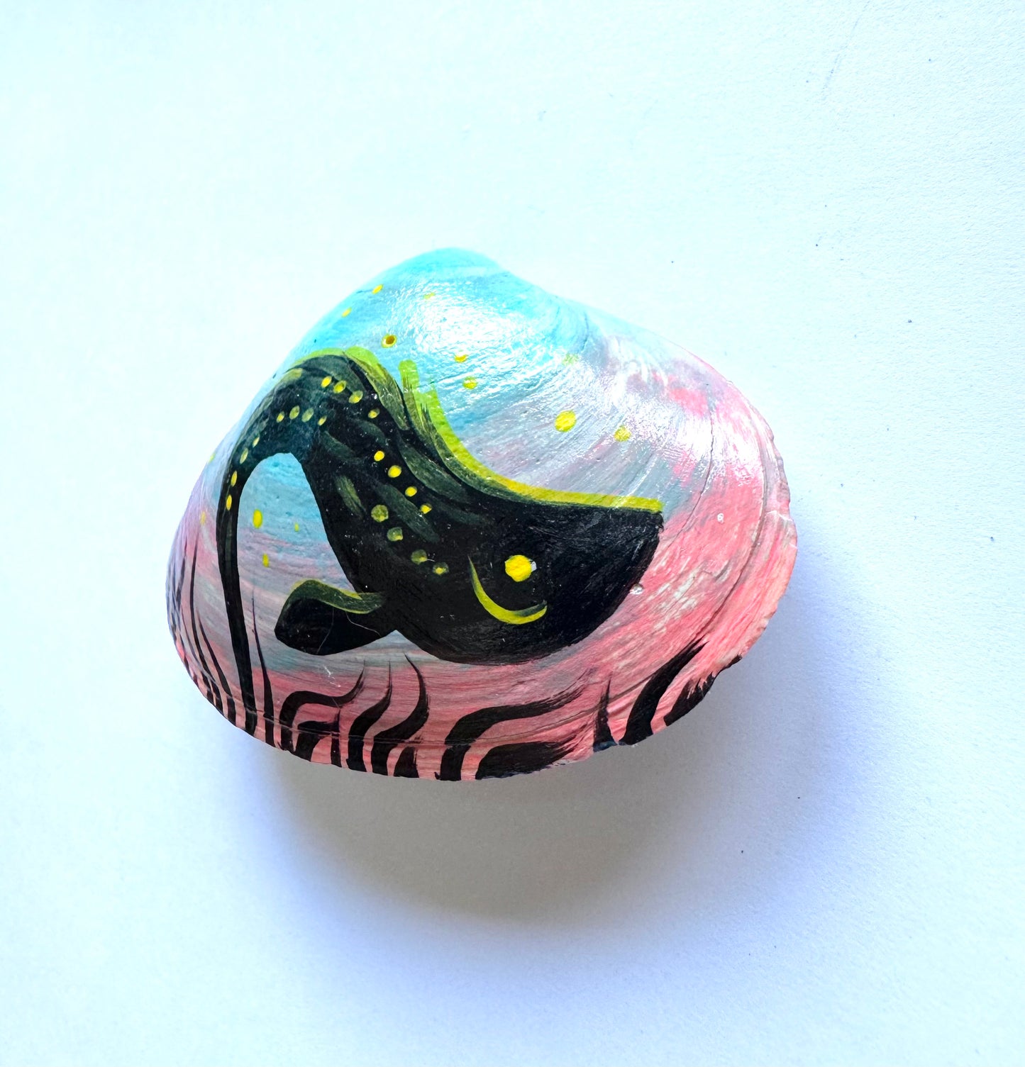 Hand-painted seashell MAGNET (larger size) / Kézzel festett kagyló MÁGNES (nagyobb méret)