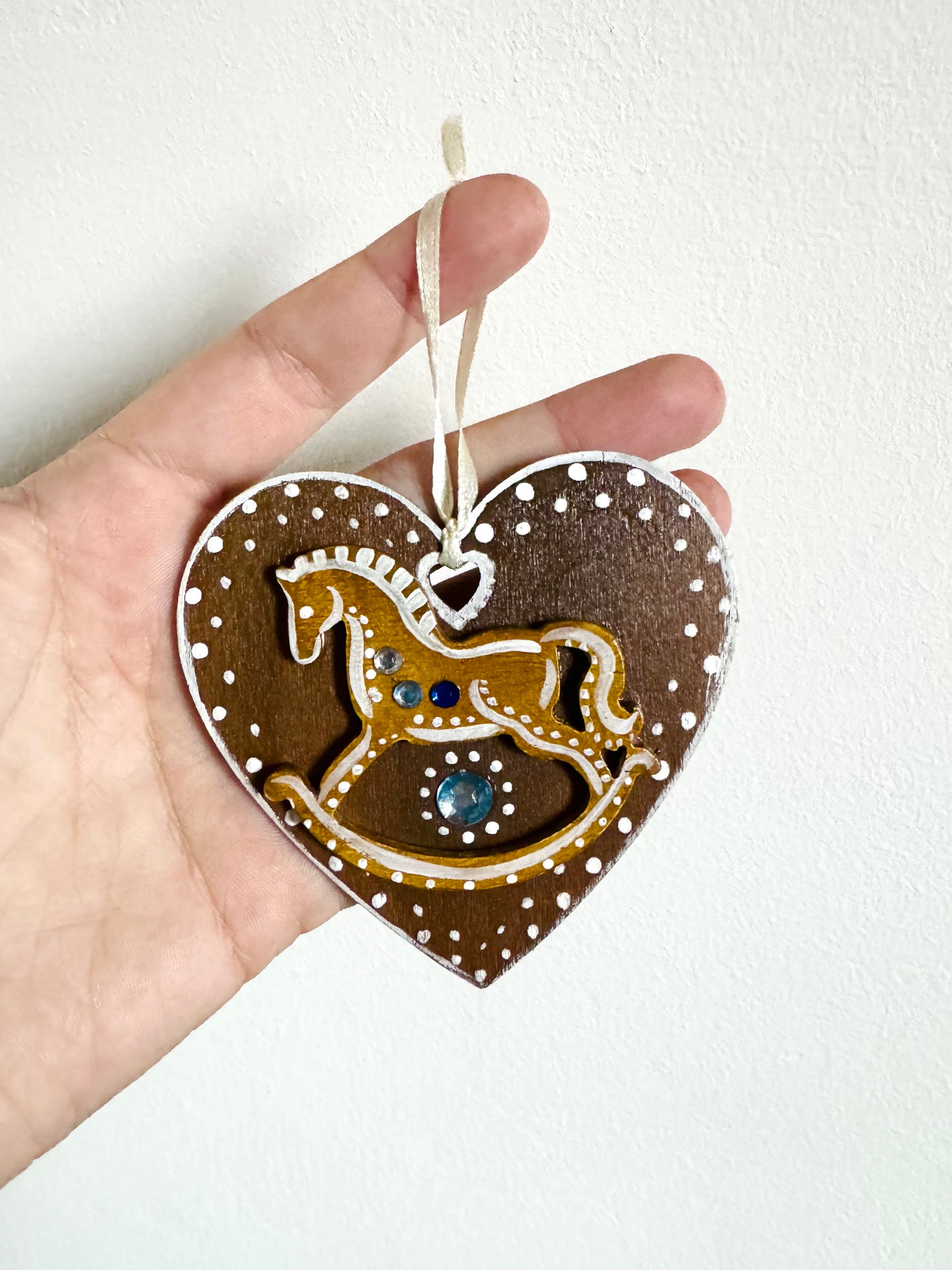 Hand-painted Christmas “gingerbread” heart ornament / Kézzel festett karácsonyi “mézeskalács” szívecske dísz