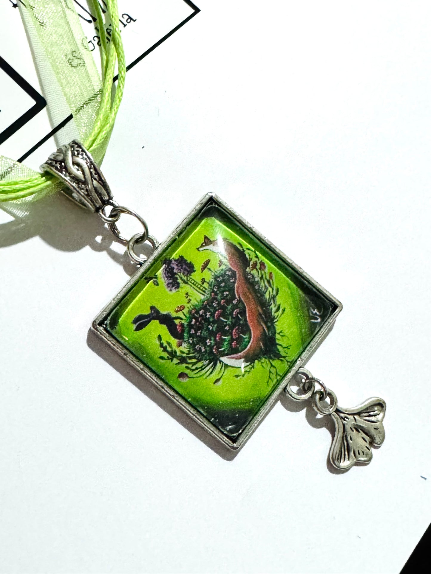 Square pendant with charm / Négyzetes medál charmmal, egyedi grafikával
