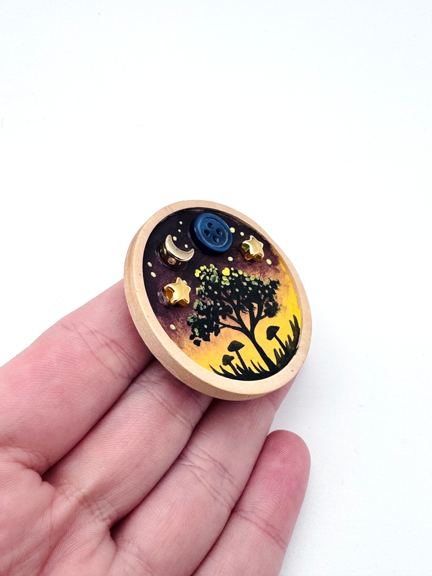 Round wooden brooch / Kerek fa bross