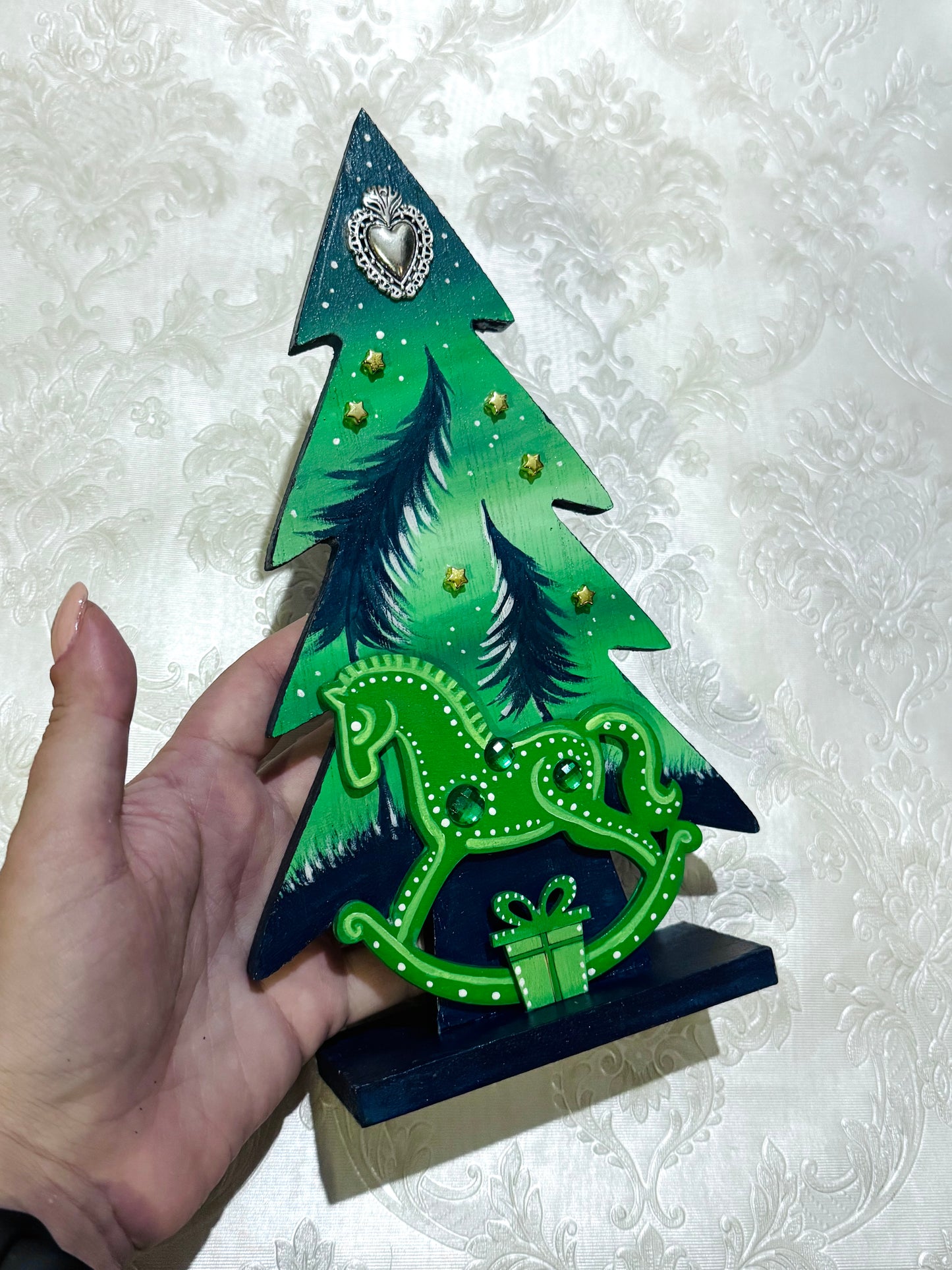 Hand-painted pine tree figurine SMALLER (embellished) / Kézzel festett fenyőfa figura KISEBB (DÍSZÍTETT)