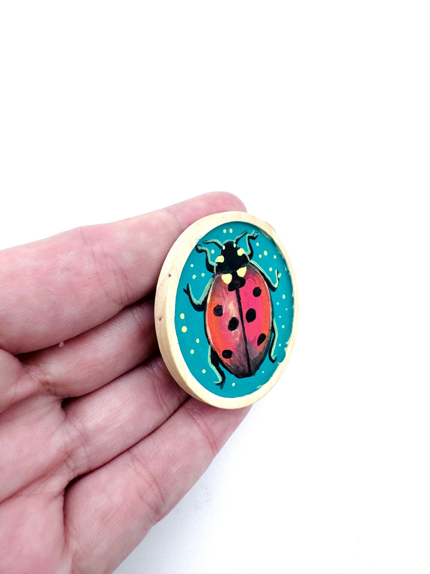 Round wooden brooch / Kerek fa bross